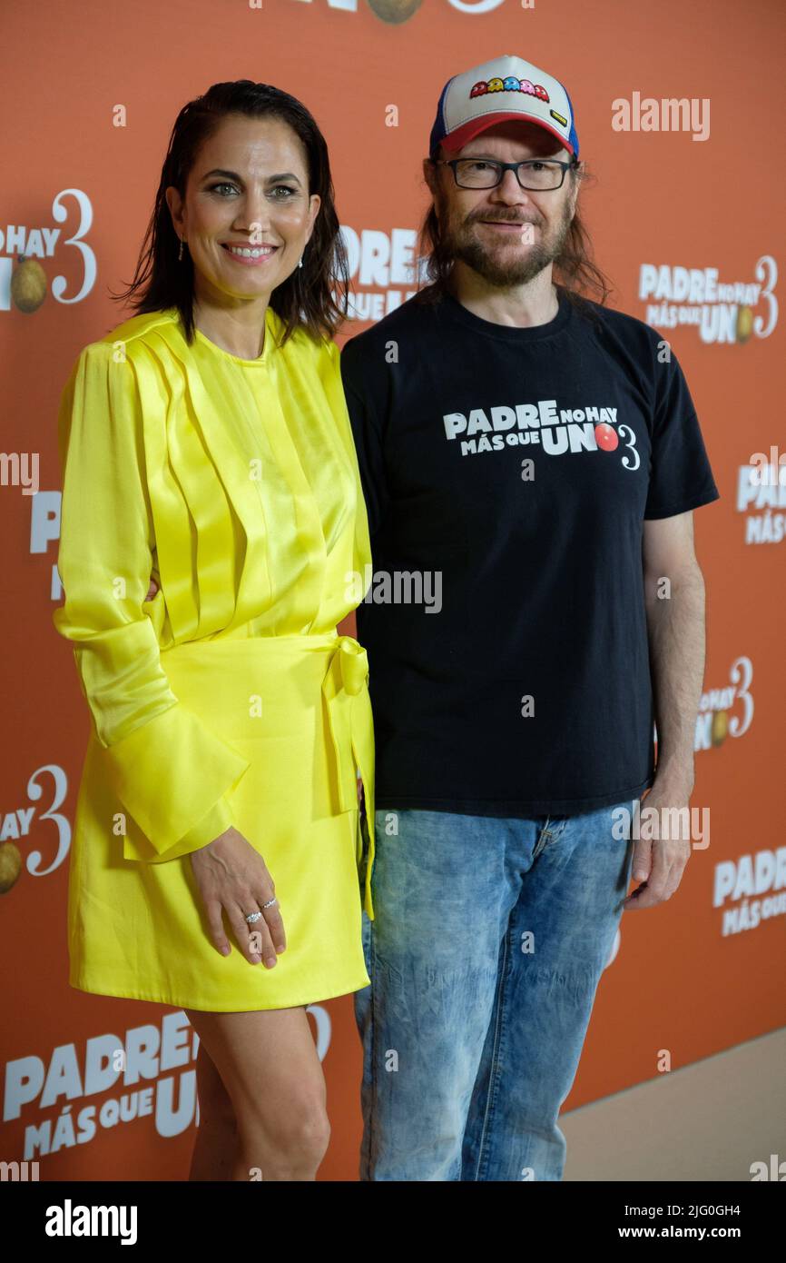 (L-R) Toni Acosta und Santiago Segura nehmen am Fotocall „Padre No Hay Mas Que Uno 3“ im Santo Domingo Hotel in Madrid Teil. (Foto von Atilano Garcia / SOPA Images/Sipa USA) Stockfoto