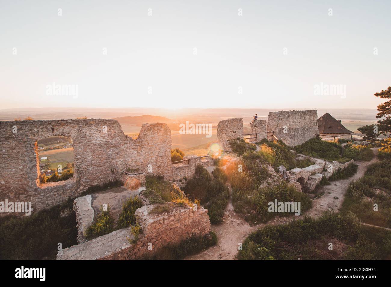 Historische Überreste der alten Burg in Stary Jicin in der mährisch-schlesischen Region bei Sonnenuntergang. Überreste des Mittelalters. Stockfoto