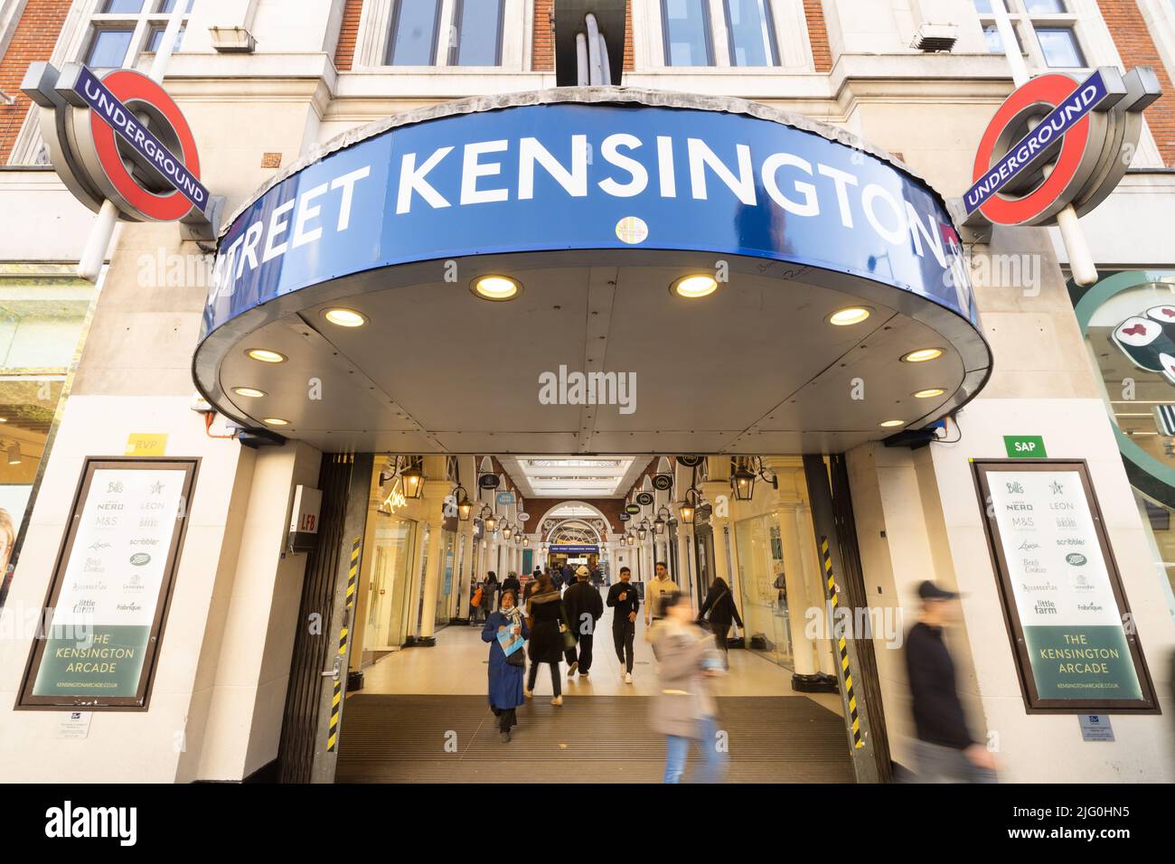 Die Kensington High Street ist die Haupteinkaufsstraße in Kensington, London Stockfoto