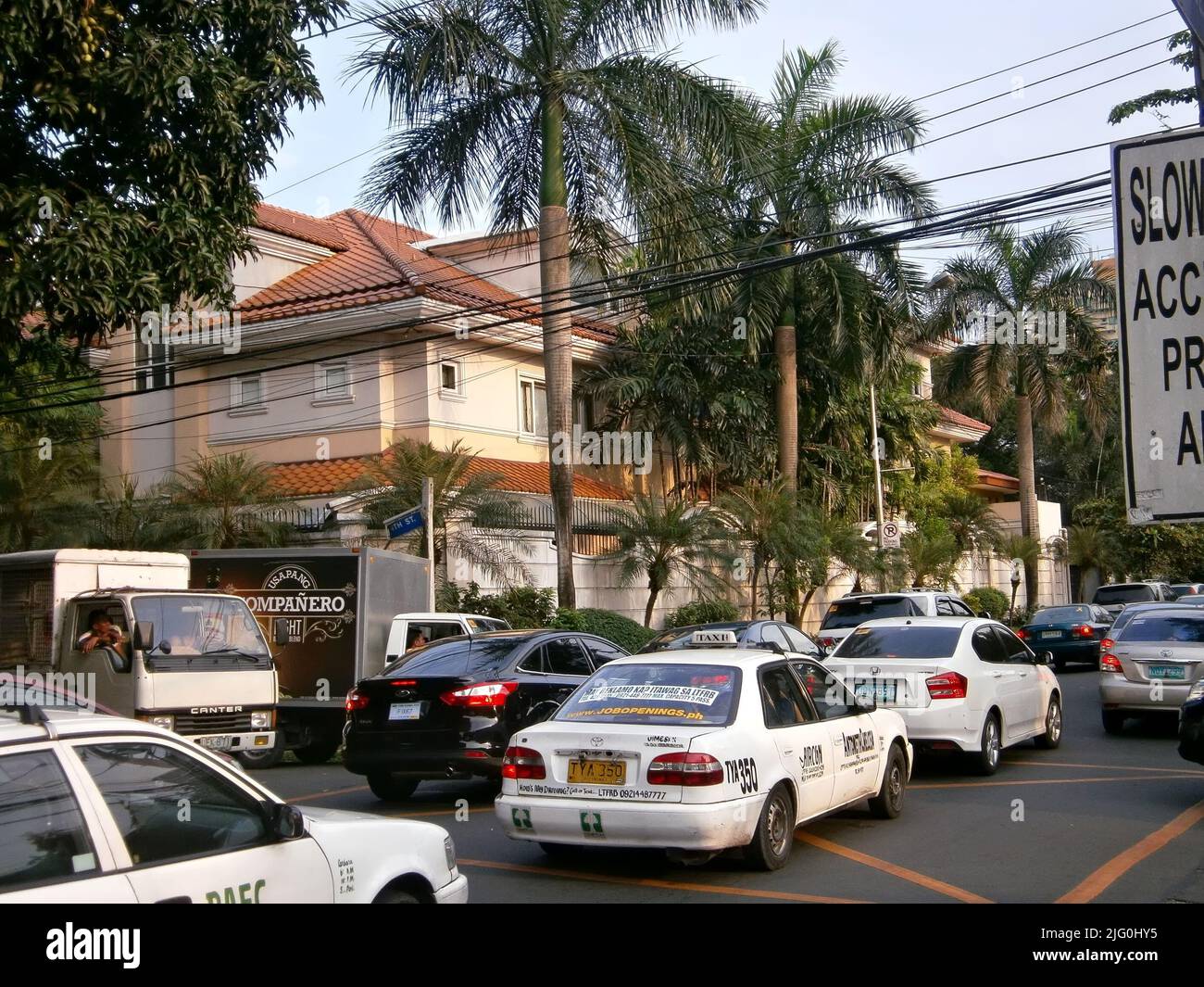 Autobahnen und Taxis auf einer Hauptstraße in Quezon City, Stockfoto