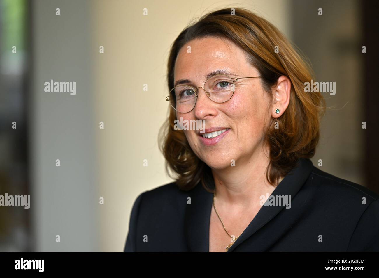 Erfurt, Deutschland. 06.. Juli 2022. Kirsten Butzke, Präsidentin des Thüringer Rechnungshofs, übergibt den Jahresbericht 2022 des Rechnungshofs an die Präsidentin des Landtags. Der Jahresbericht mit Kommentaren zum Haushalts- und Wirtschaftsmanagement und zum Haushaltsabschluss 2020 wird der Öffentlichkeit am 11. Juli vorgelegt. Quelle: Martin Schutt/dpa/Alamy Live News Stockfoto