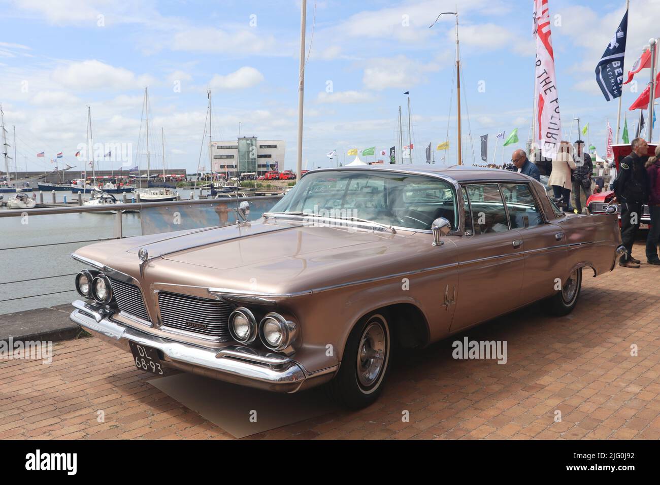 Lelystad, Niederlande - 19. Juni 2022: Klassisches amerikanisches, rosa Imperial Crown Car der 60er Jahre am Oldtimer-Tag im Hafen von Lelystad Stockfoto