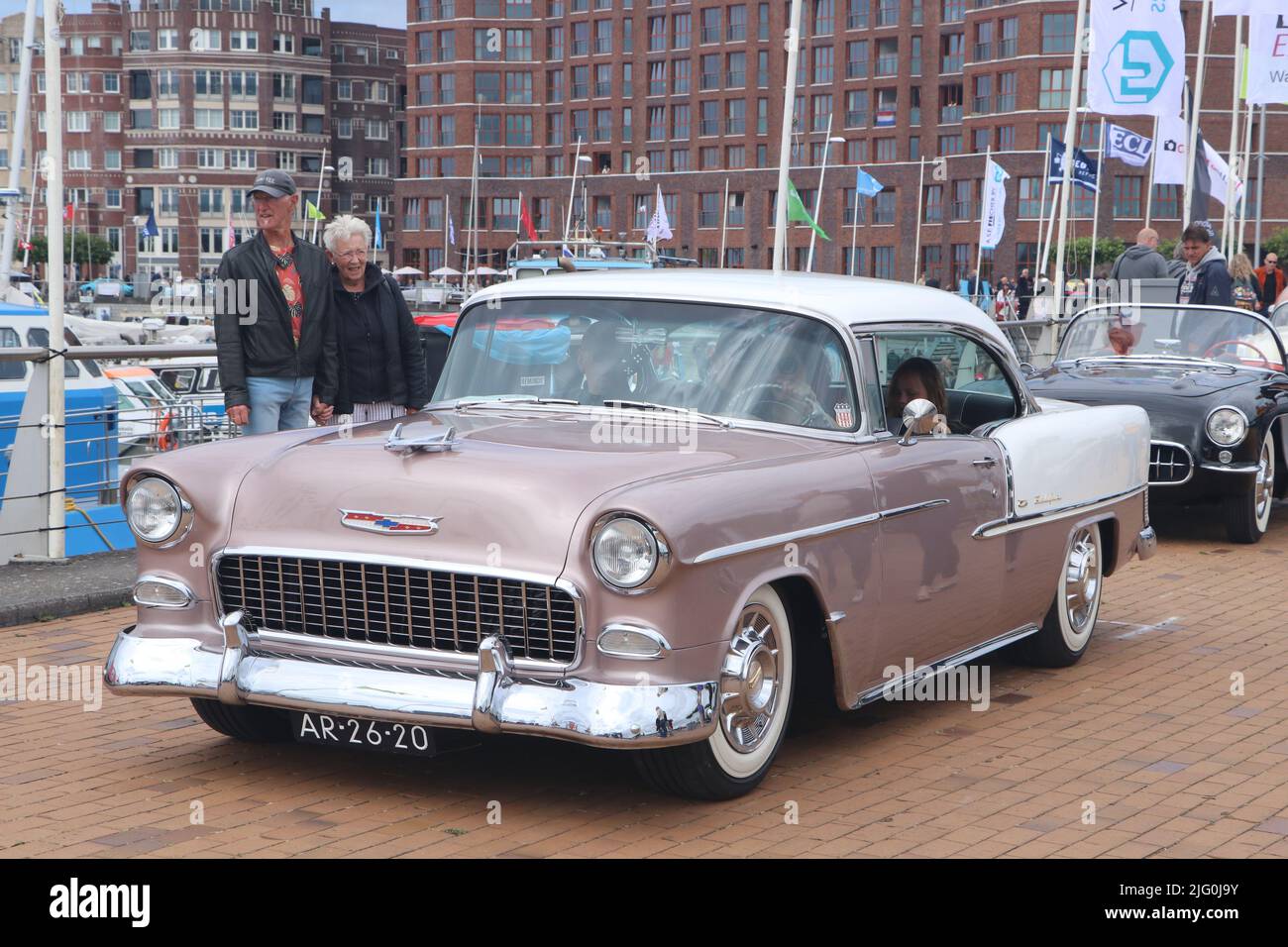 Pink Chevrolet Bel Air klassisches amerikanisches Auto am Tag der alten Zeiten in der niederländischen Stadt Lelystad, Niederlande Stockfoto