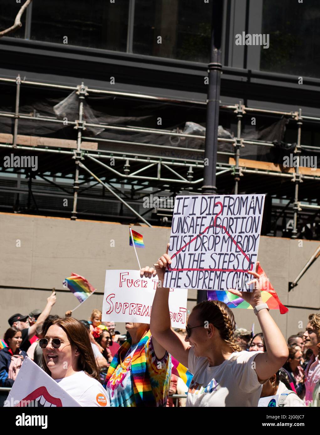 Person, die gegen die Entscheidung des Obersten Gerichtshofs über Abtreibung protestiert, indem sie während der Teilnahme an der Pride Parade ein Schild hochhält. Stockfoto