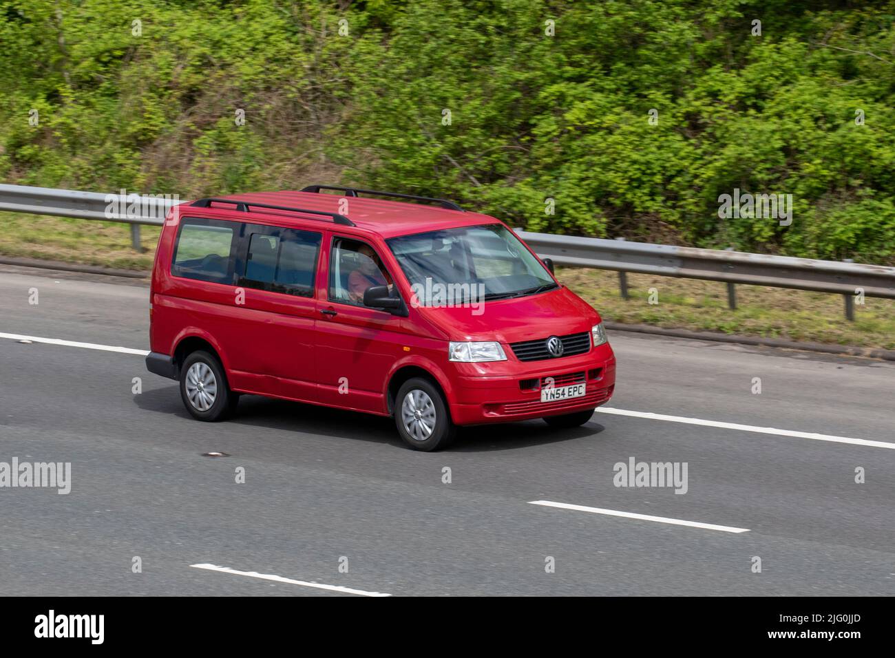 2004 roter VW Volkswagen Transporter T26 85 TDI SWB 1896cc Diesel LCV Panel Van; Fahren auf der M6 Motorway, Manchester, Großbritannien Stockfoto