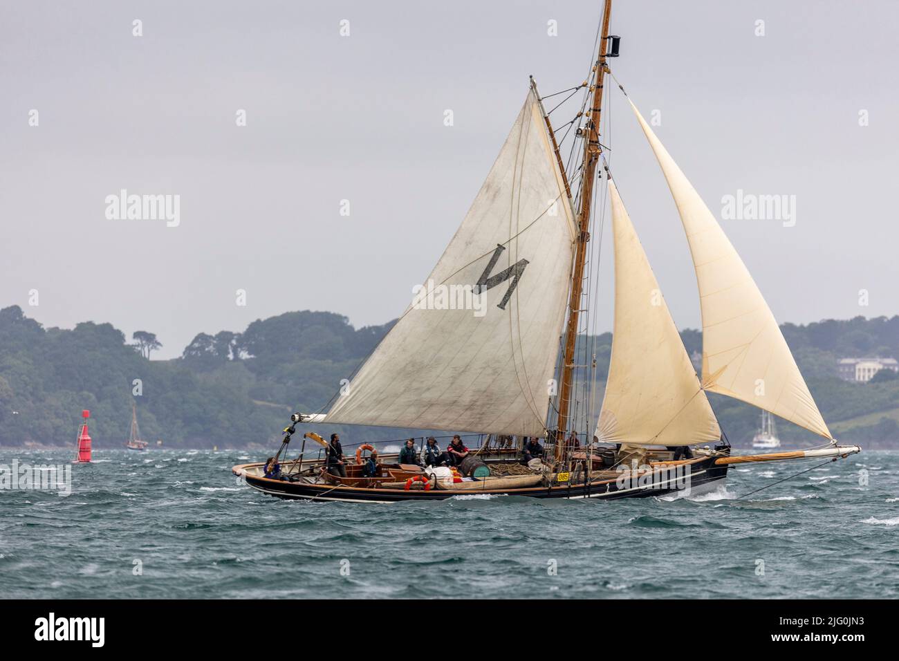 Große klassische Holzschiffe, darunter Bristol Pilot Cutters, fahren während der Falmouth Classics Regatta in Carrick Roads im 32knots-Windhauch (Halb-Orkan) Stockfoto