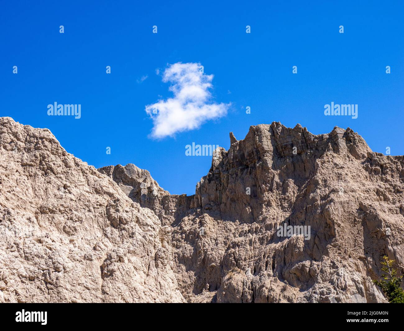 Blick auf die Felswand vom Cliff Shelf Nature Trail im Badlands National Park in South Dakota, USA Stockfoto