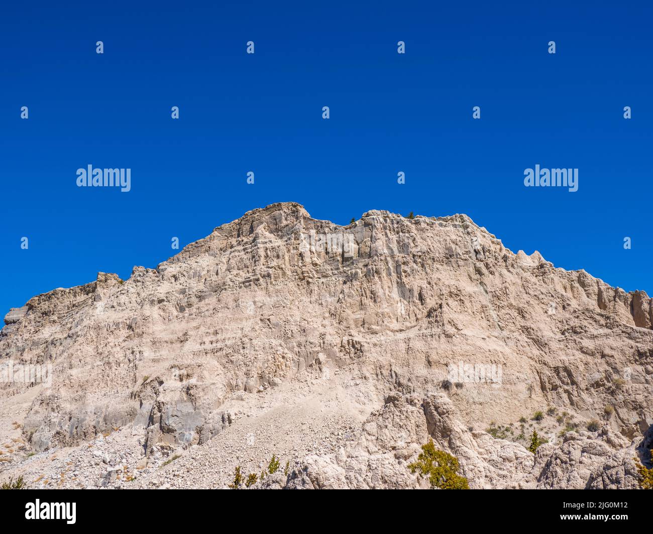 Blick auf die Felswand vom Cliff Shelf Nature Trail im Badlands National Park in South Dakota, USA Stockfoto
