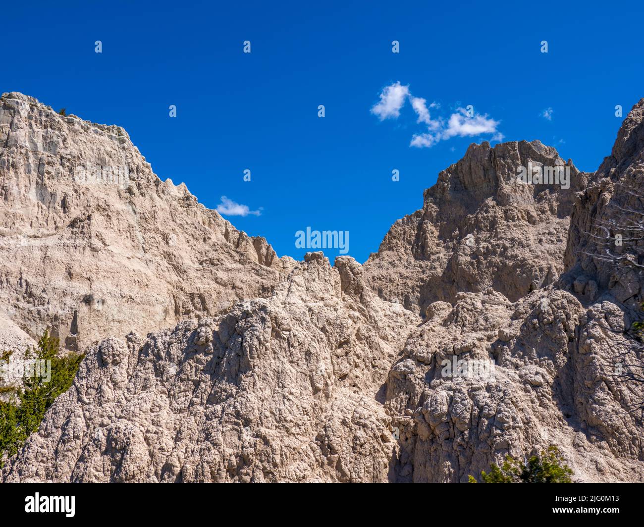 Blick auf die Felswand vom Cliff Shelf Nature Trail im Badlands National Park in South Dakota, USA Stockfoto