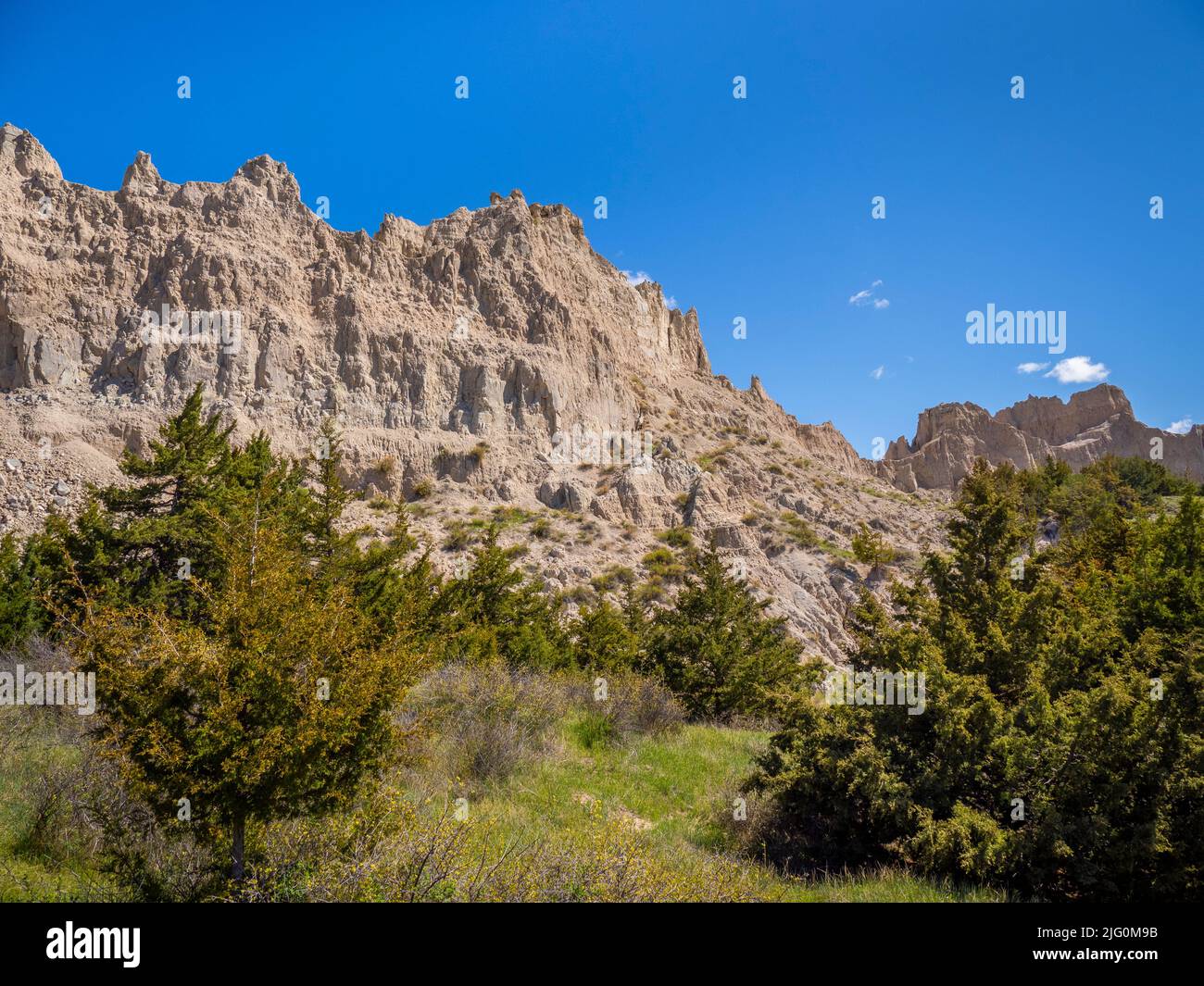 Blick auf die Felswand vom Cliff Shelf Nature Trail im Badlands National Park in South Dakota, USA Stockfoto