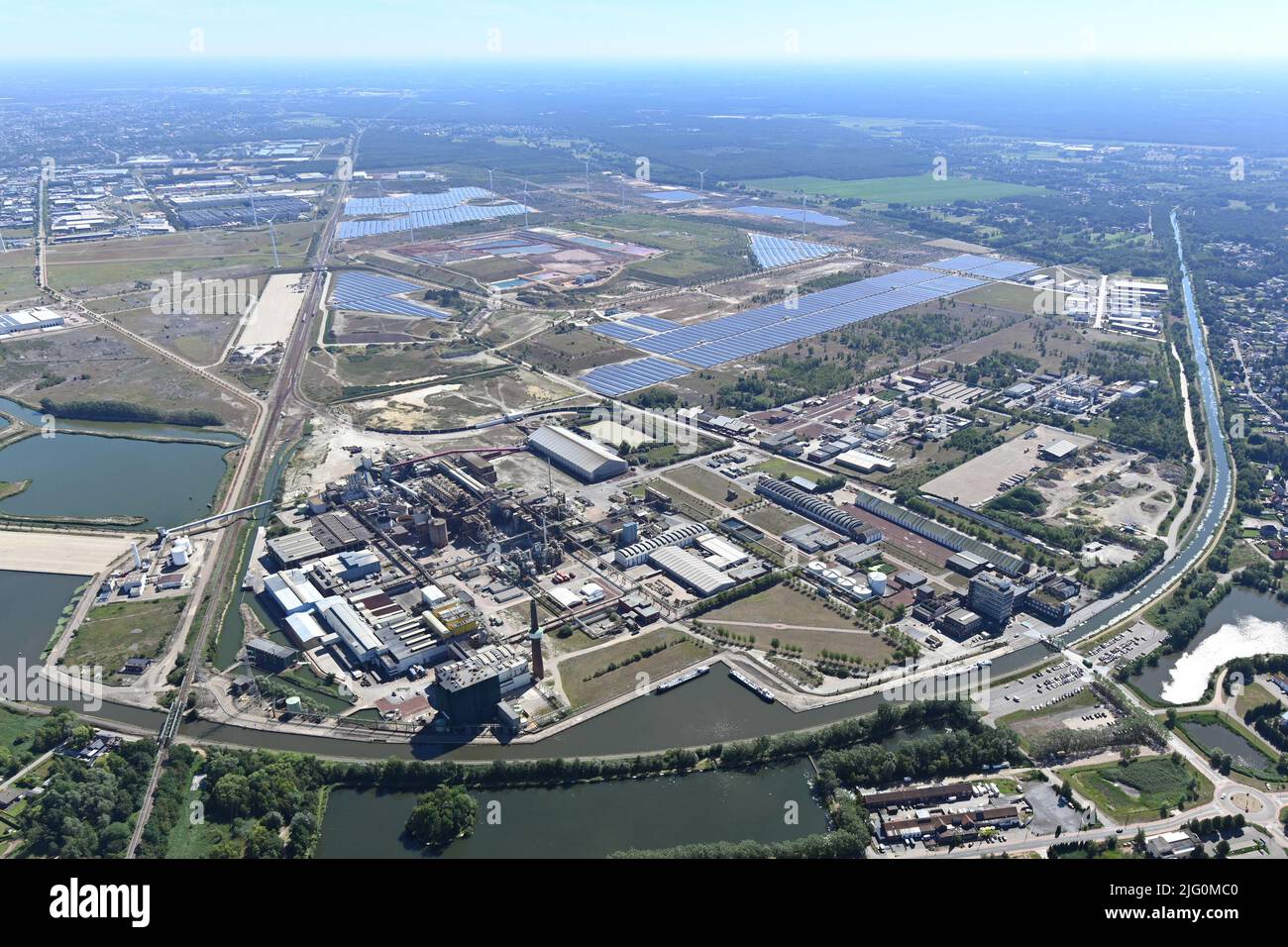 ACHTUNG REDAKTEURE - BILDER AUSHÄNDIGEN - REDAKTIONELLE VERWENDUNG MIT GESCHICHTE ÜBER NYRSTAR ZINKSCHMELZANLAGE NUR INVESTITION - OBLIGATORISCHE GUTSCHRIFT NYRSTAR aushändigen Bilder veröffentlicht am Mittwoch 06 Juli 2022, von Nyrstar zeigt Nyrstar's Balen Produktionsstätte mit Zink Smelleder. Um sich von den rauhen Strompreisen und der konventionellen Stromerzeugung zu befreien, plant Nyrstar, 120 Millionen Euro in die Umwandlung seiner Zinkanlagen in virtuelle Batterien zu Pumpen. Es besteht eine gute Chance, dass dies zuerst in der Zinkhütte in Balen stattfinden wird. Die Zinkhütte von Nyrstar in Balen, Antwerpen, ist eine der größten Konsu-Hütten Stockfoto