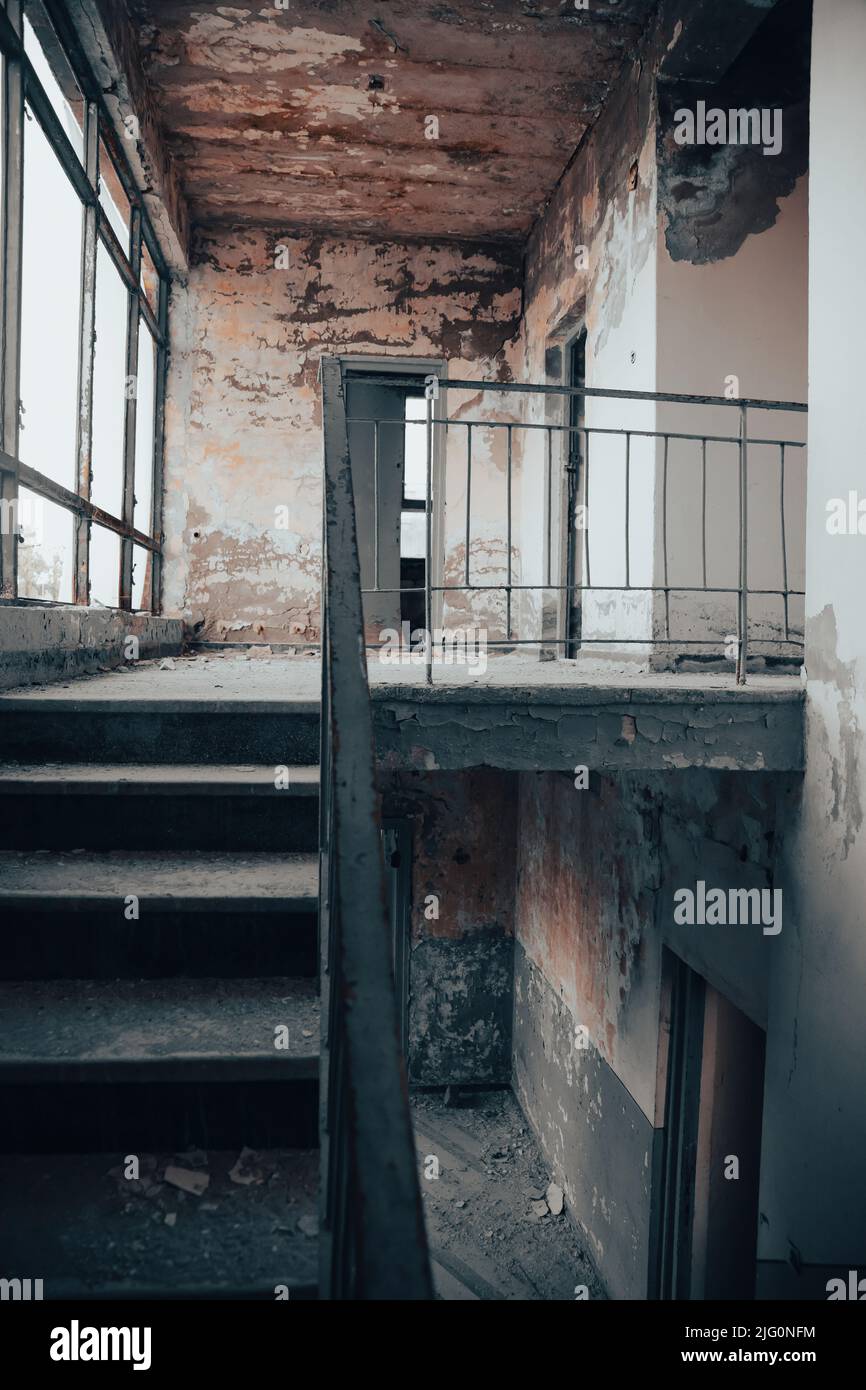 Verlassene verfallene Industriegebäude im Inneren, dunkler, schmutziger Grunge und gruselige Atmosphäre Stockfoto