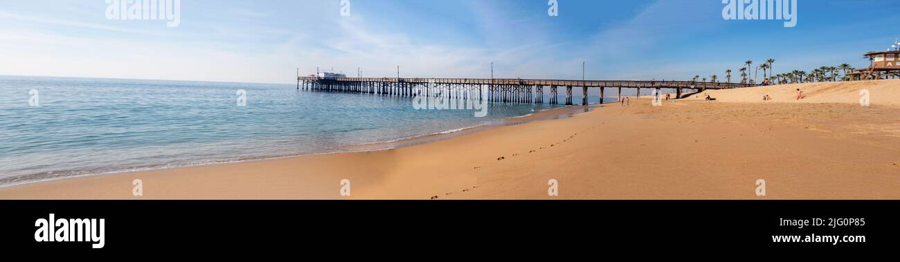 Panoramablick auf den Sandstrand am Meer und den Newport Beach Pier in Südkalifornien, USA Stockfoto