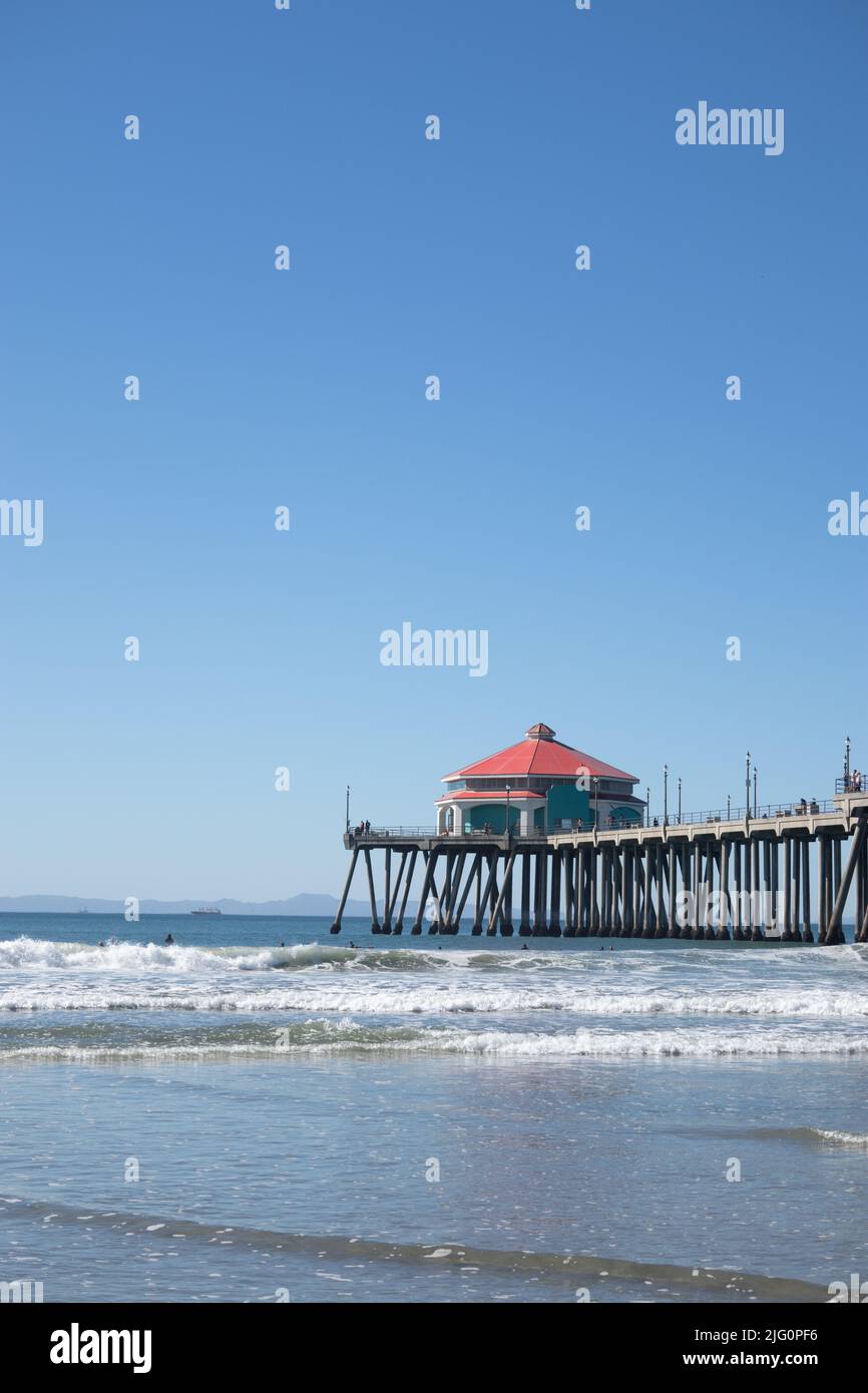 Blick auf den Meeresstrand und den Huntington Beach Pier in Südkalifornien, USA Stockfoto