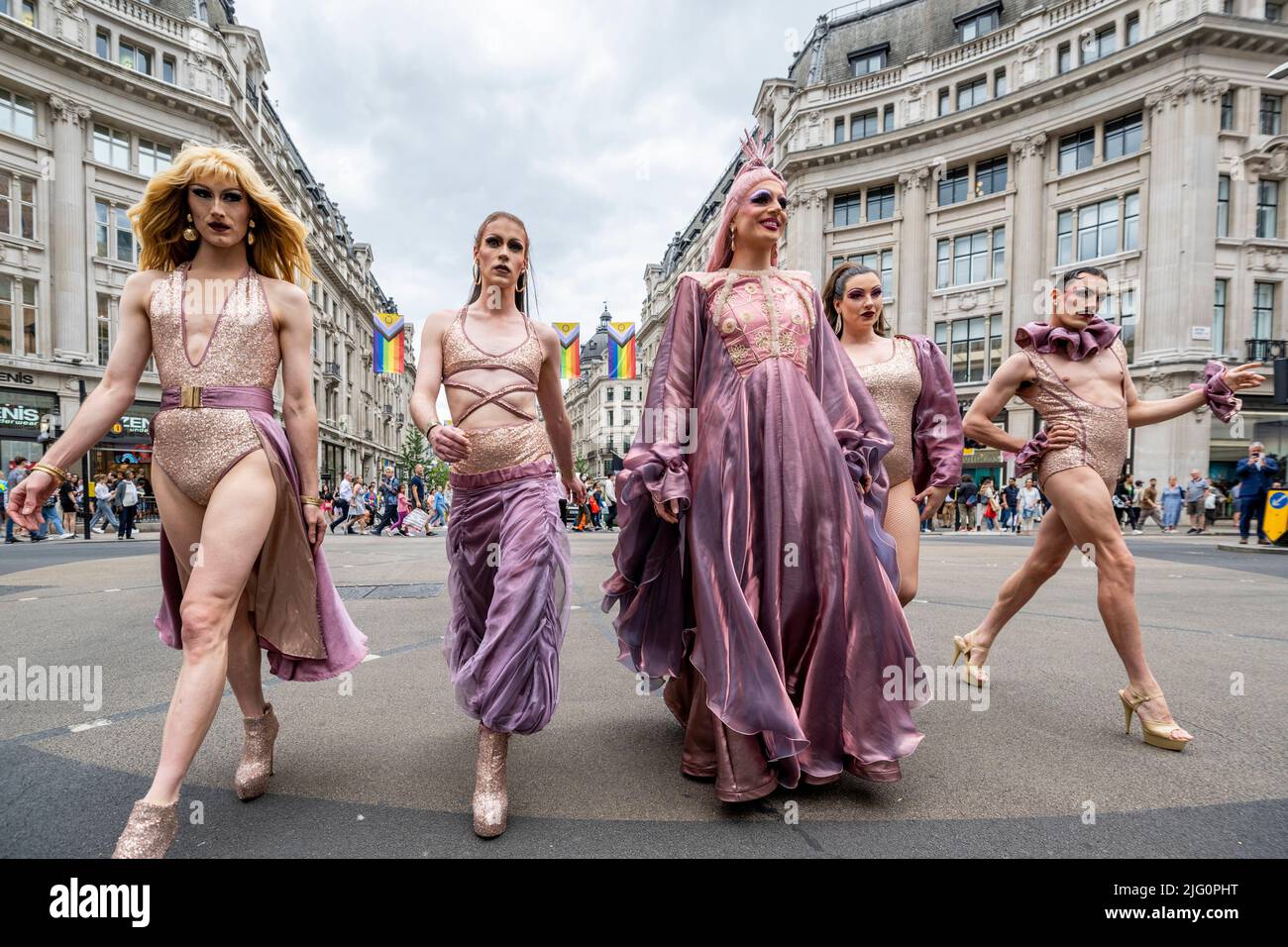 London, Großbritannien. 6. Juli 2022. Darsteller bei einer Fotoausstellung im Oxford Circus for Yummy: ICONIC, einer Drag Variety Show aus Australien, die bis zum 31. Juli 2022 beim Underbelly Festival auf dem Cavendish Square stattfindet. Die Darsteller umfassen Bendy Ben, Jarred Dewey, Jandruze, Karlee Misi, Valerie Hex und Velma vouloir in einer neuen Show, die kulturelle Ikonen, Legenden und Superstars feiert und unterwürdigt. Kredit: Stephen Chung / Alamy Live Nachrichten Stockfoto