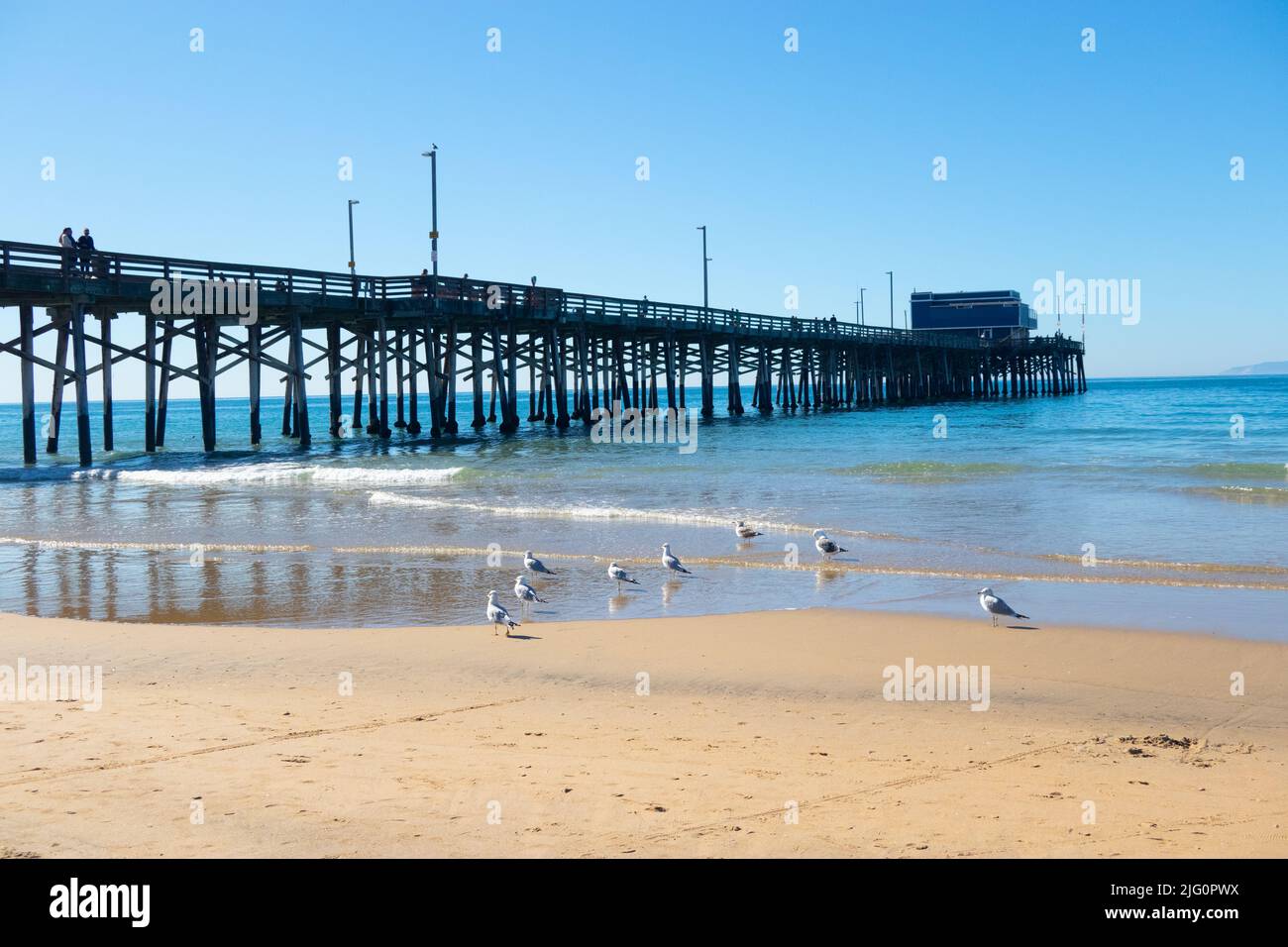 Hölzerner Pier am Newport Beach, am Pazifik, im Süden der USA Stockfoto