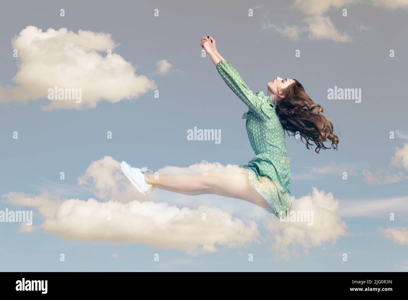 Seitenansicht Mädchen, die bei voller Geschwindigkeit eilen, beschleunigen, lenken schnell und schweben in der Luft. Model fliegt schnell mit extrem scharfem Wind. Collage Komposition am Tag wolkig blauer Himmel Stockfoto