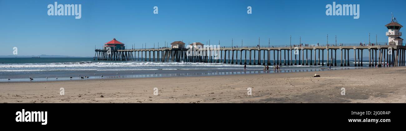 Panoramablick auf den Sandstrand am Meer und den Huntington Beach Pier in Südkalifornien, USA Stockfoto