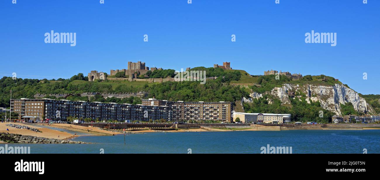 Panoramablick auf Dover Castle und die Stadt darunter, mit den weißen Klippen von Dover und dem Ärmelkanal Stockfoto