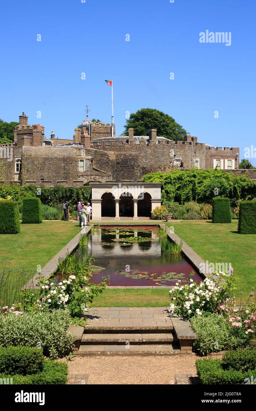 Walmer Castle und Queen Elizabeth Gardens mit See und schönen Spiegelungen im Wasser Stockfoto