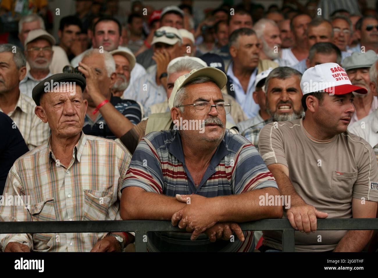 Kırkpınar (Türkisches Ölwrestling). Die Menschen beobachten, wie die Wrestler während des Kırkpınar-Turniers 648. in Edirne, Türkei, am 5. Juli 2009 kämpfen. Stockfoto