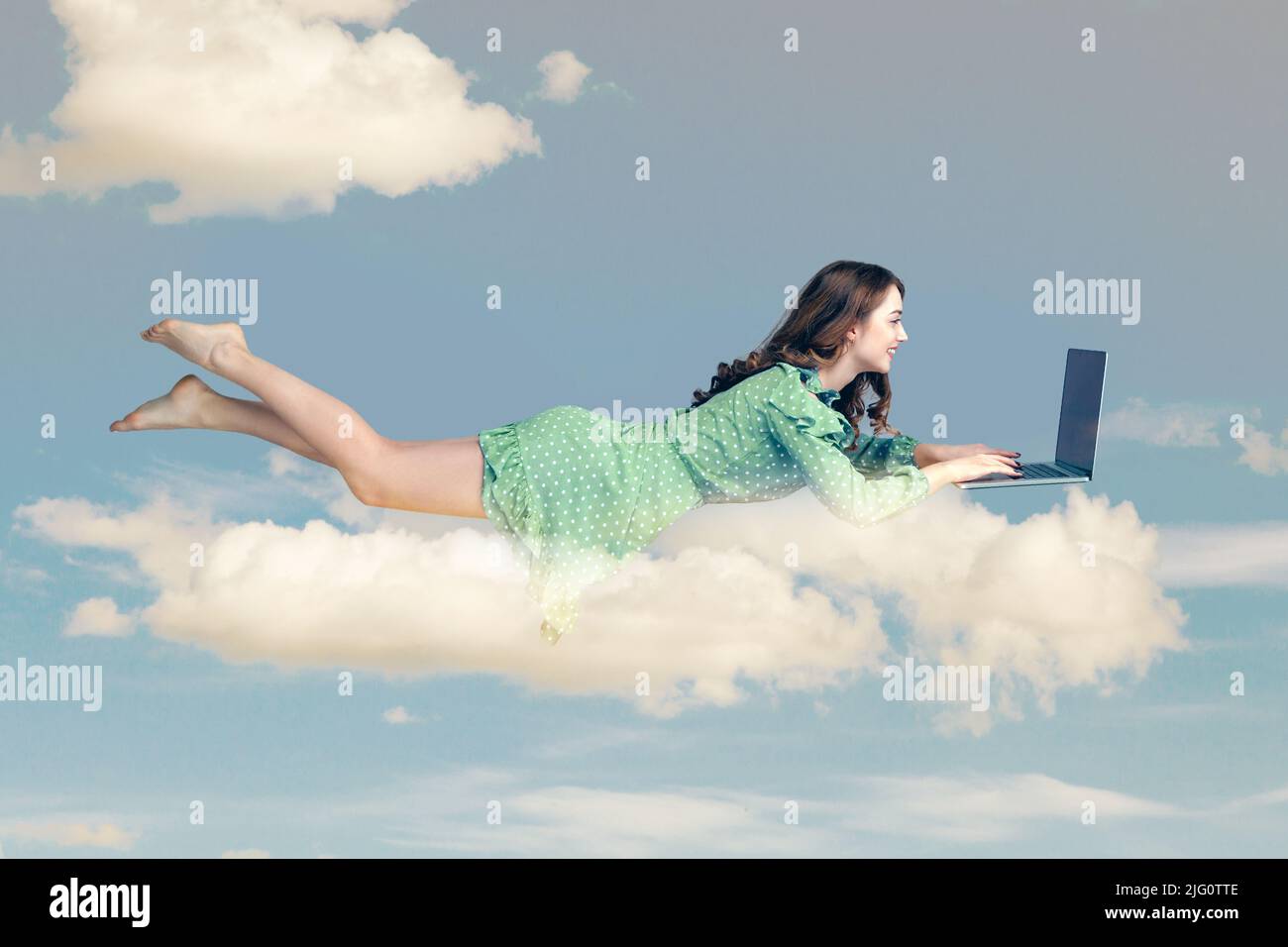 Schwebt in der Luft. Happy fröhlich Mädchen Rüschen Kleid schweben mit Laptop, Tastatur eingeben, lesen gute Nachricht auf dem Computer, während in der Luft fliegen. Collage Komposition am Tag wolkigen blauen Himmel Stockfoto