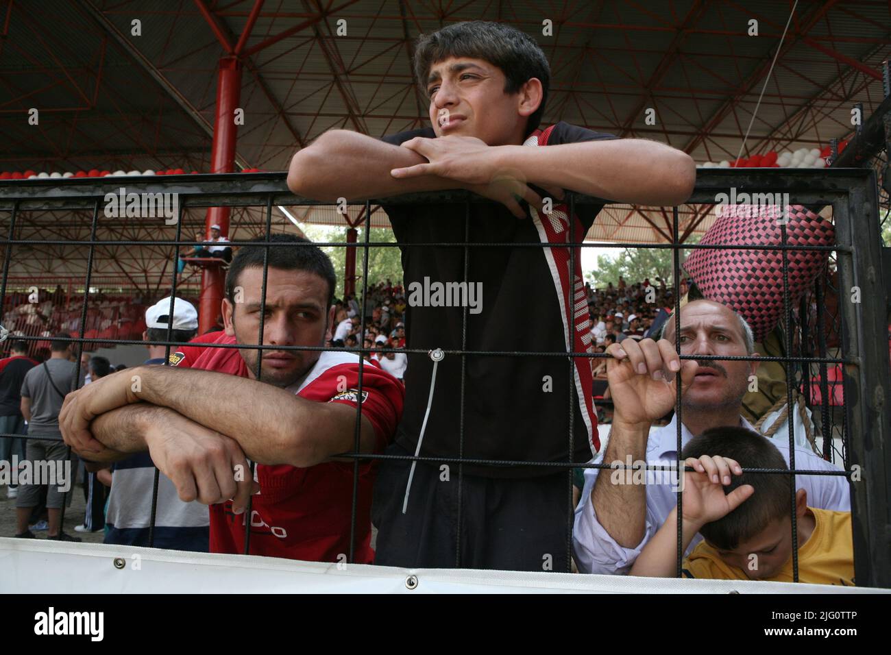 Kırkpınar (Türkisches Ölwrestling). Die Menschen beobachten, wie die Wrestler während des Kırkpınar-Turniers 648. in Edirne, Türkei, am 4. Juli 2009 kämpfen. Stockfoto