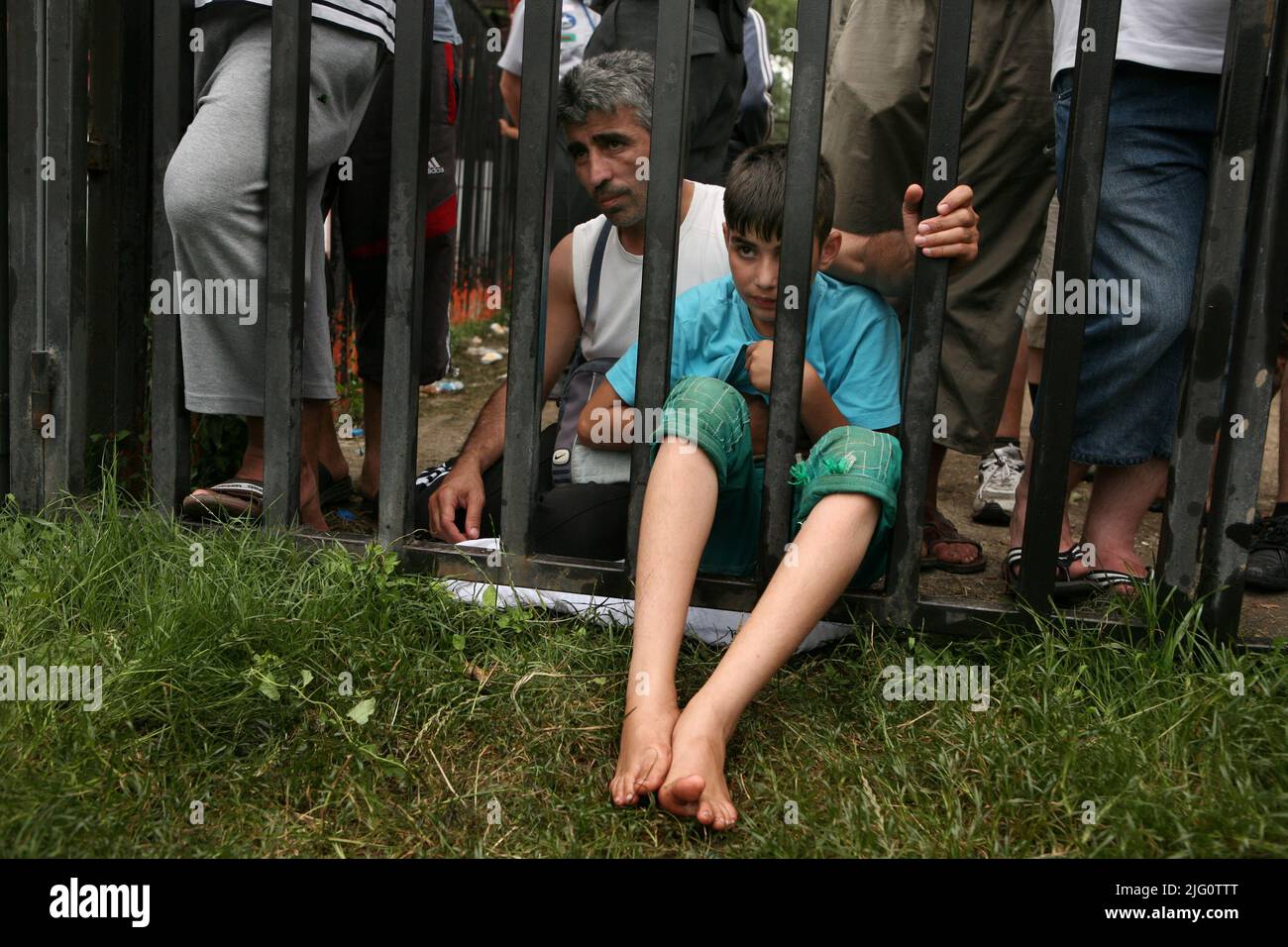 Kırkpınar (Türkisches Ölwrestling). Die Menschen beobachten, wie die Wrestler während des Kırkpınar-Turniers 648. in Edirne, Türkei, am 4. Juli 2009 kämpfen. Stockfoto