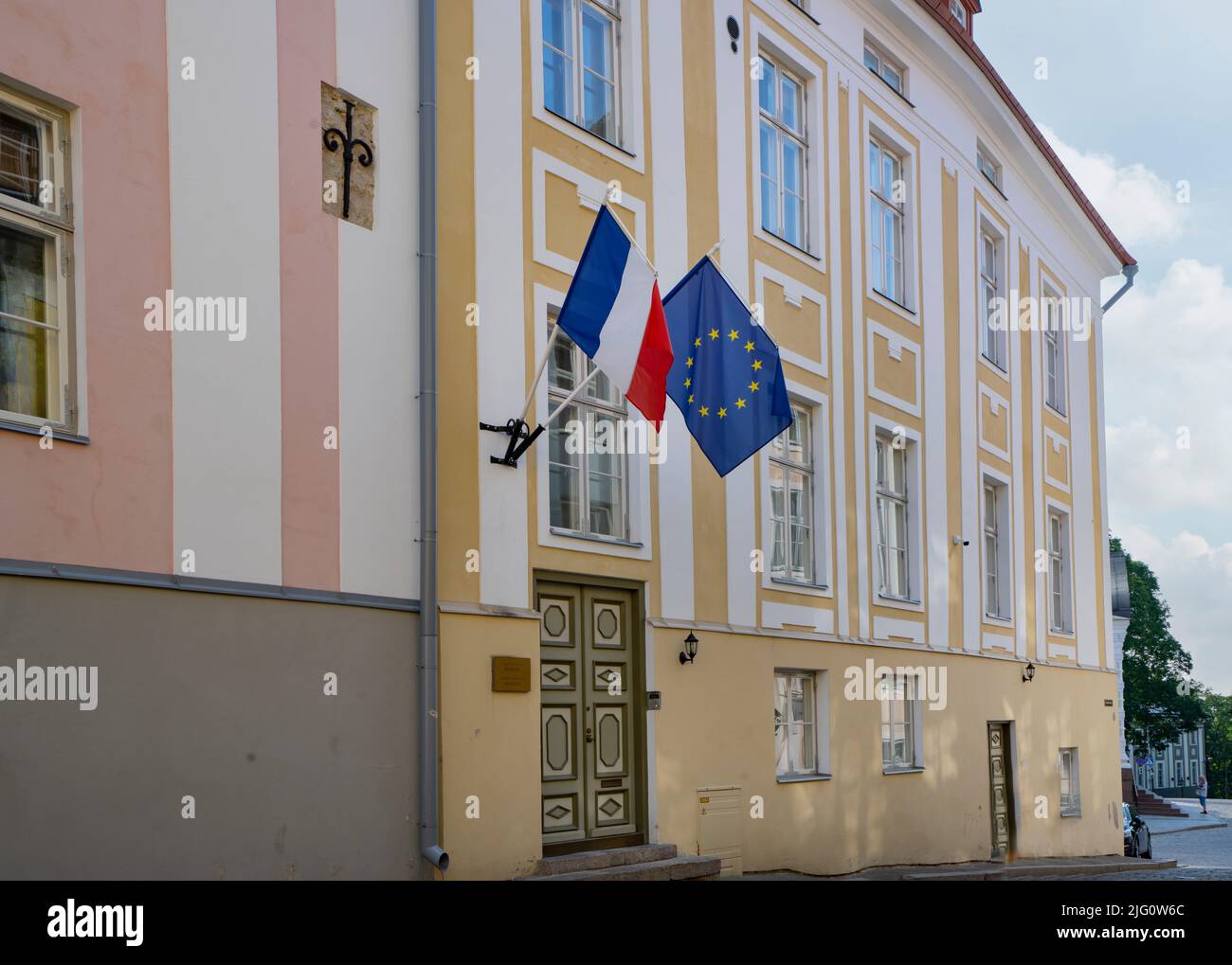 Tallinn, Estland. Juli 2022. Außenansicht des Ambassadors Residence of France Gebäudes im historischen Stadtzentrum Stockfoto