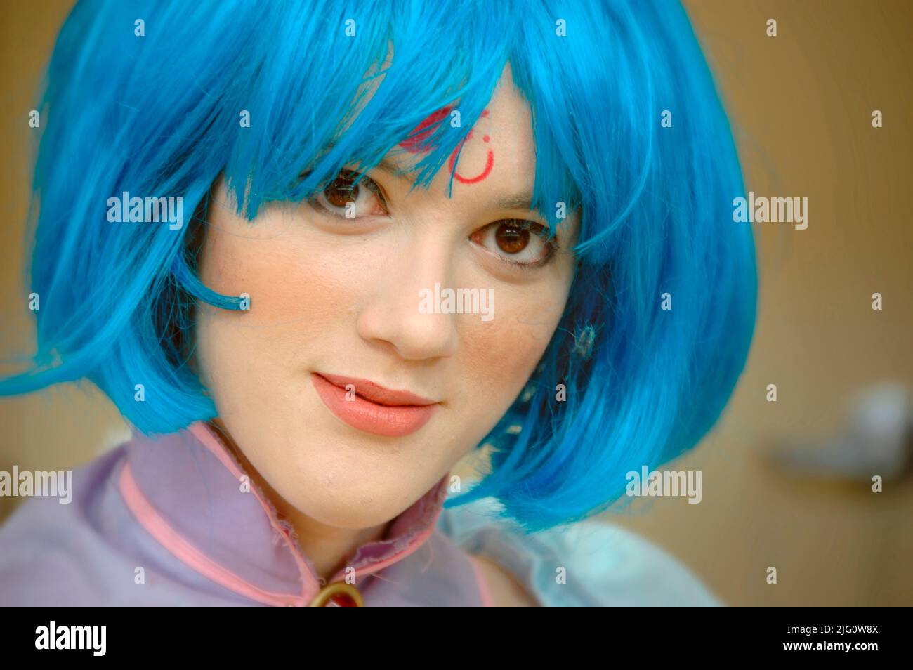 Die Leute auf der MegaCon kleiden und handeln wie Figuren, die sie zum Spaß bewundern und solche aus Fantasy- und Science-Fiction-SCFI und Filmen Stockfoto