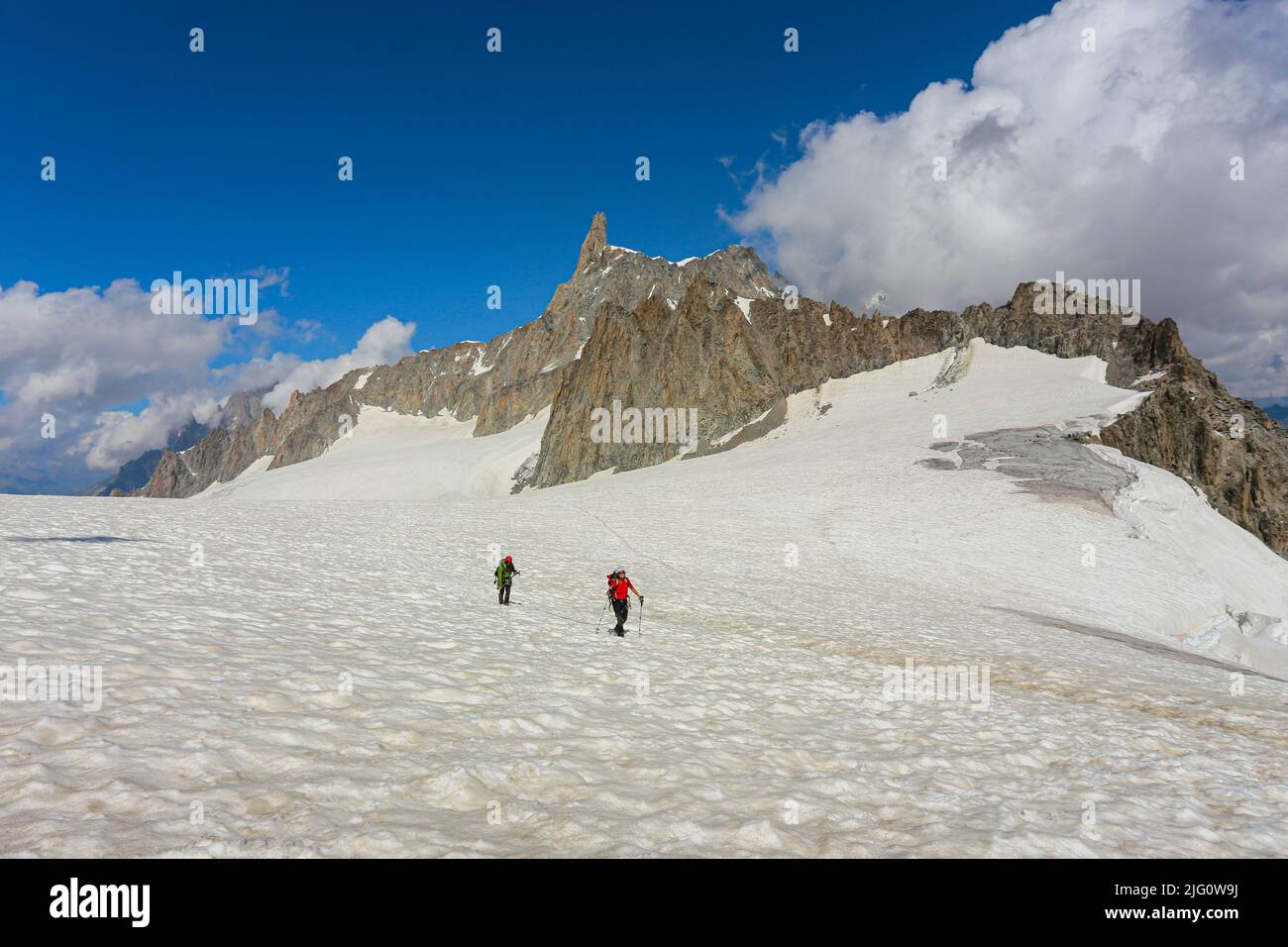 Bergsteiger auf dem Gletscher des Giganten des Mont Blanc-Massivs. Chamonix, Frankreich - August 2018 Stockfoto