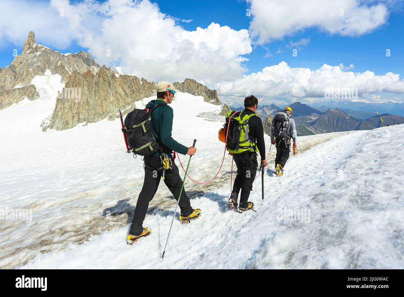 Bergsteiger auf dem Gletscher des Giganten des Mont Blanc-Massivs. Chamonix, Frankreich - August 2018 Stockfoto