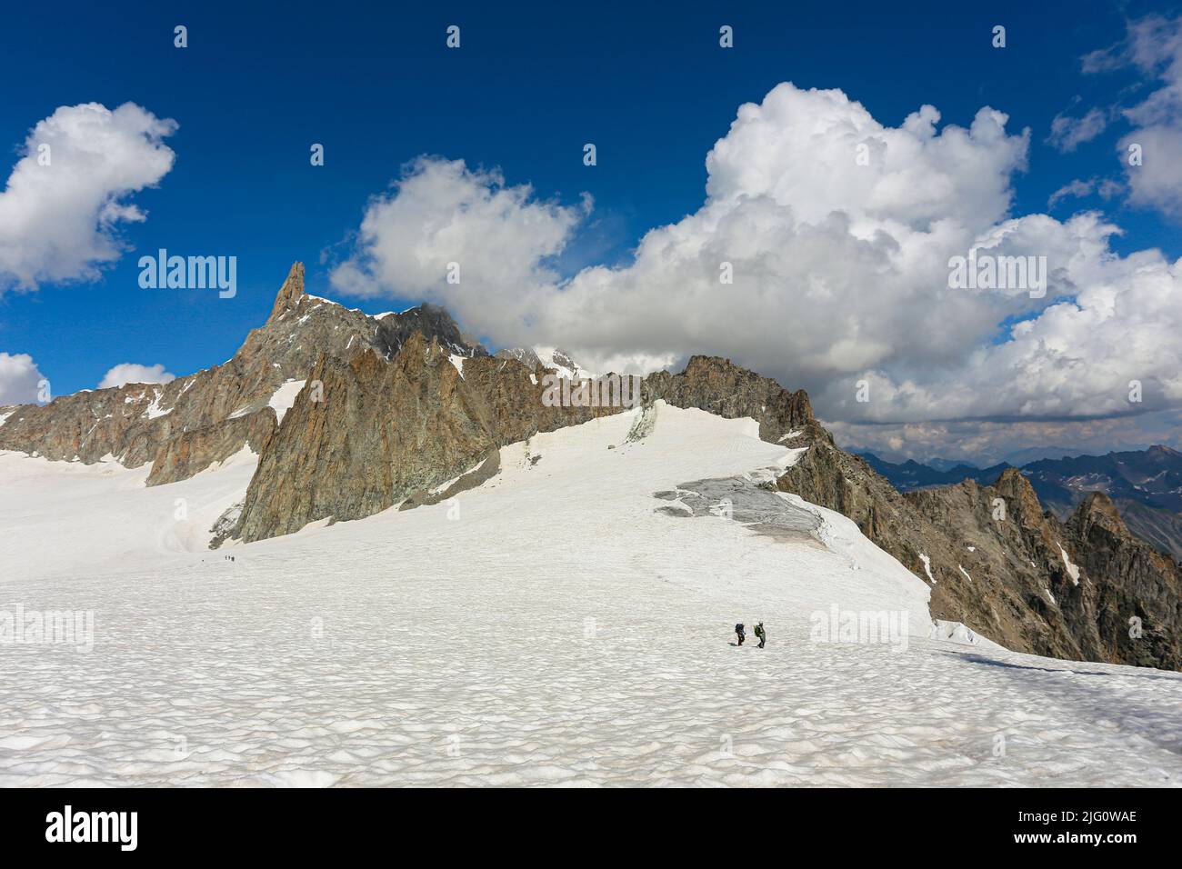 Bergsteiger auf dem Gletscher des Giganten des Mont Blanc-Massivs. Chamonix, Frankreich - August 2018 Stockfoto