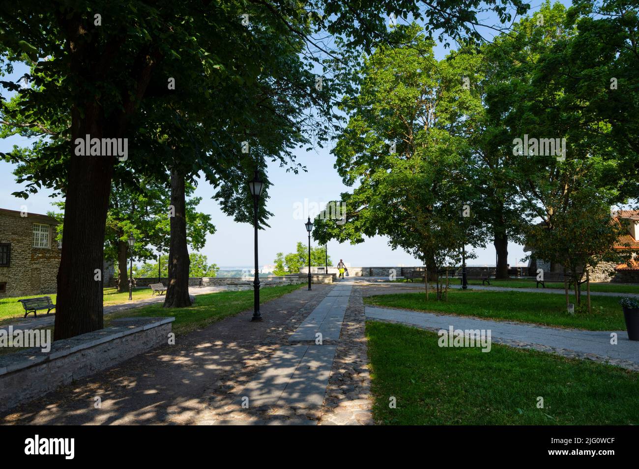 Tallinn, Estland. Juli 2022. Blick auf den Bishop's Garden im historischen Stadtzentrum Stockfoto