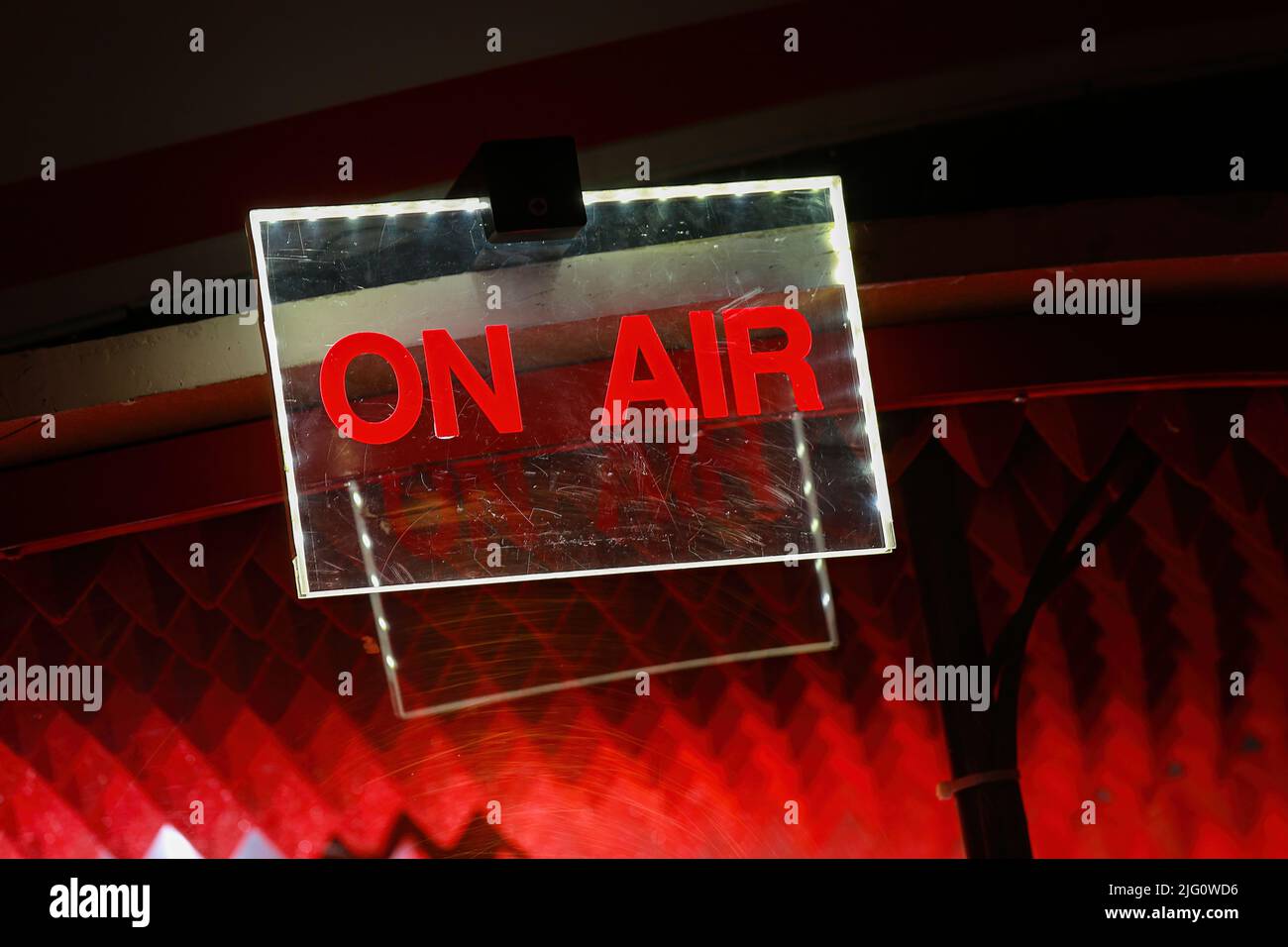 On Air-Studiosschild beleuchtet. Live-Online-Radio. Stockfoto