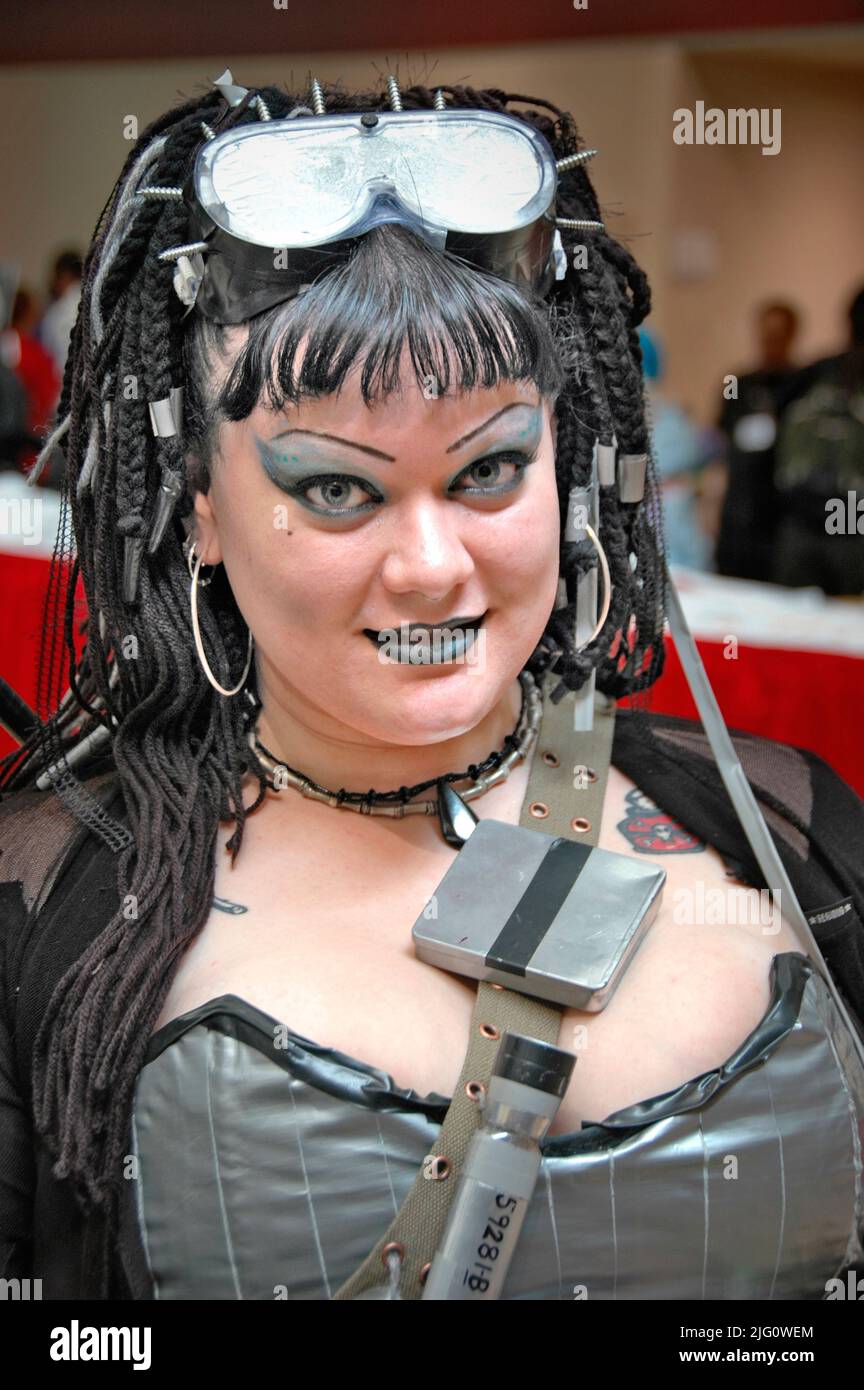 Die Leute auf der MegaCon kleiden und handeln wie Figuren, die sie zum Spaß bewundern und solche aus Fantasy- und Science-Fiction-SCFI und Filmen Stockfoto