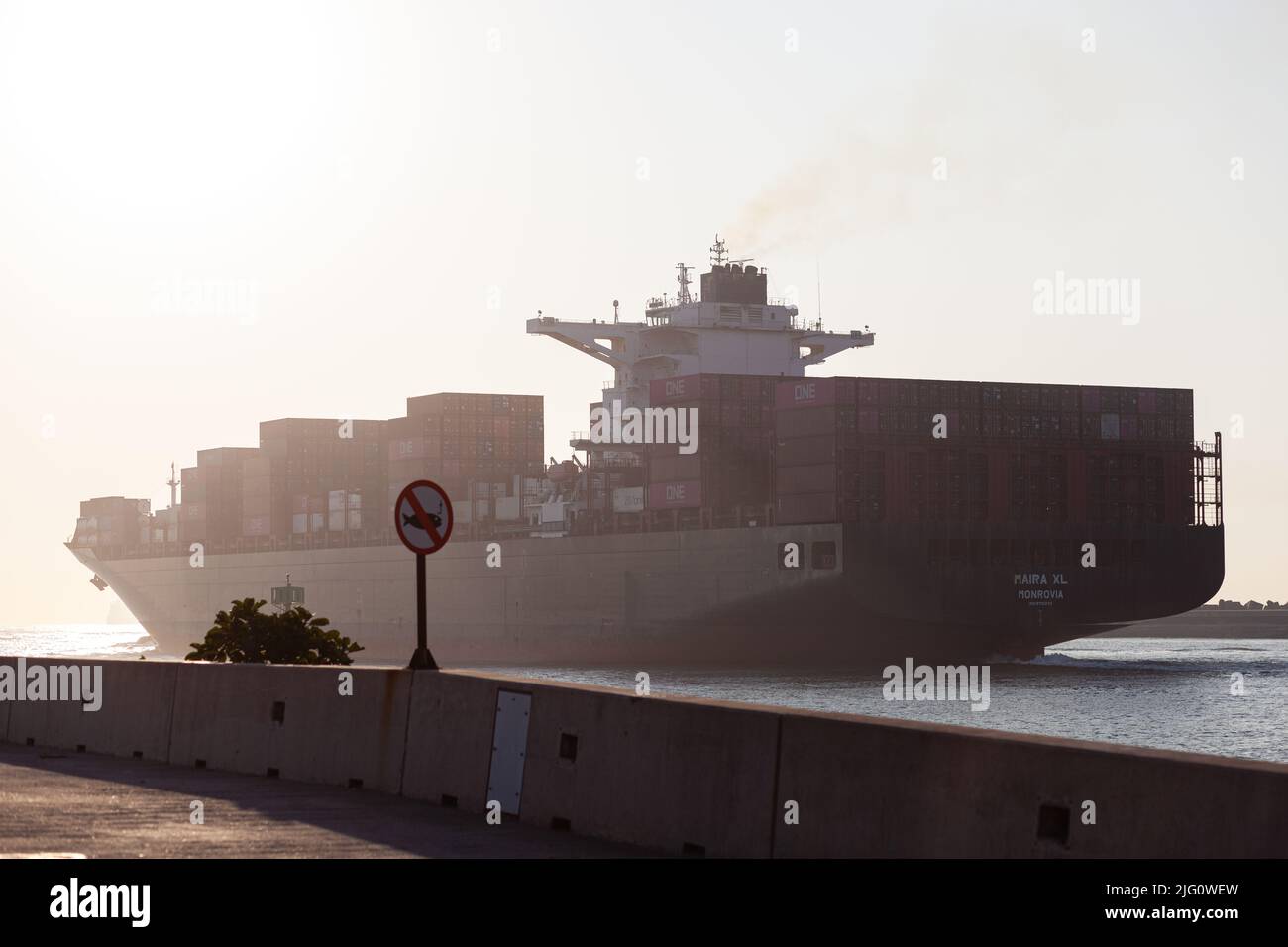 Containerschiff mit Abfahrt vom Hafen von Durban. Stockfoto