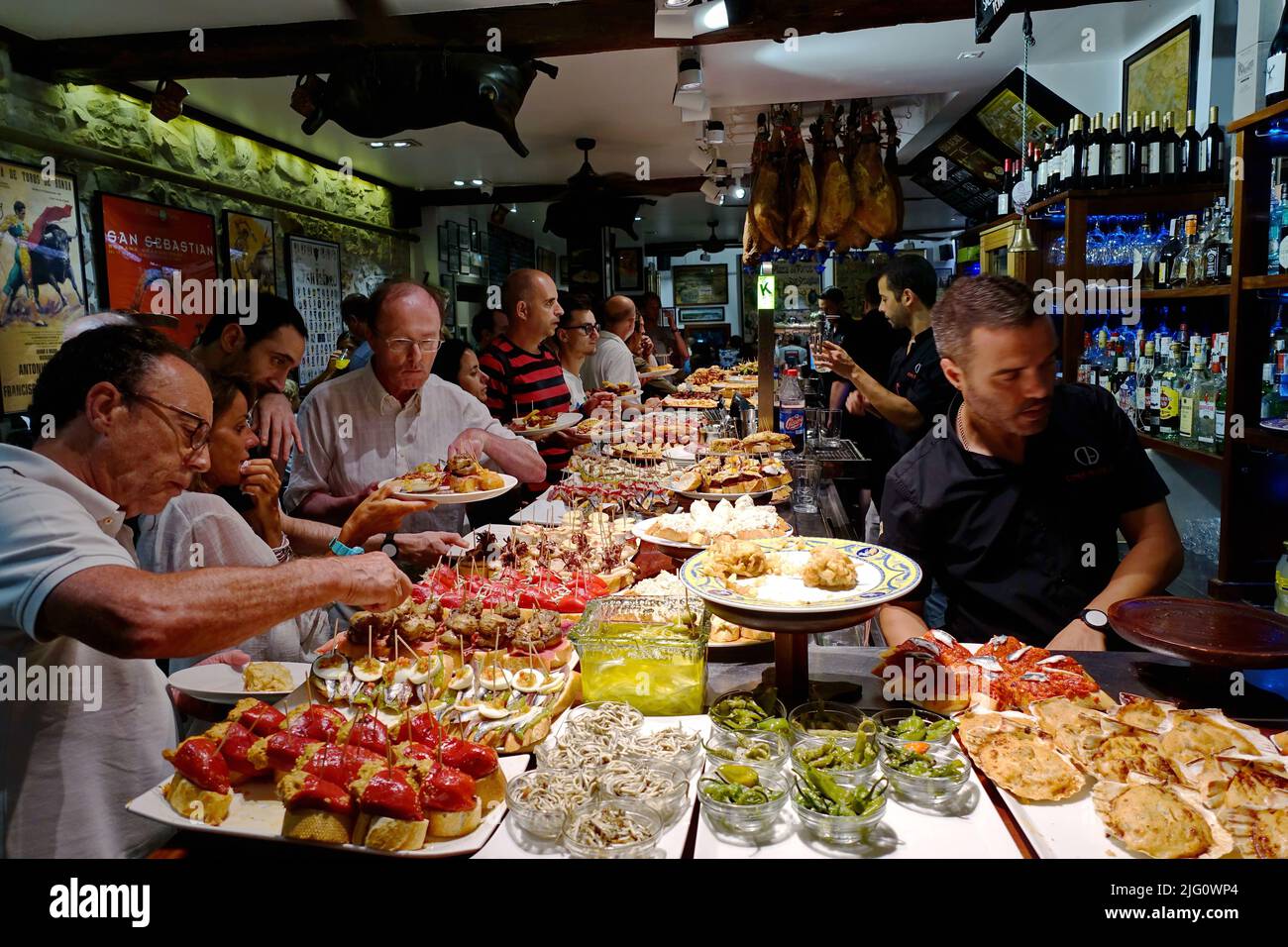Eine Tapas-Bar in San Sebastian mit köstlichen Pintxos, den traditionellen Vorspeisen des Baskenlandes. San Sebastian, Spanien - August 2018 Stockfoto