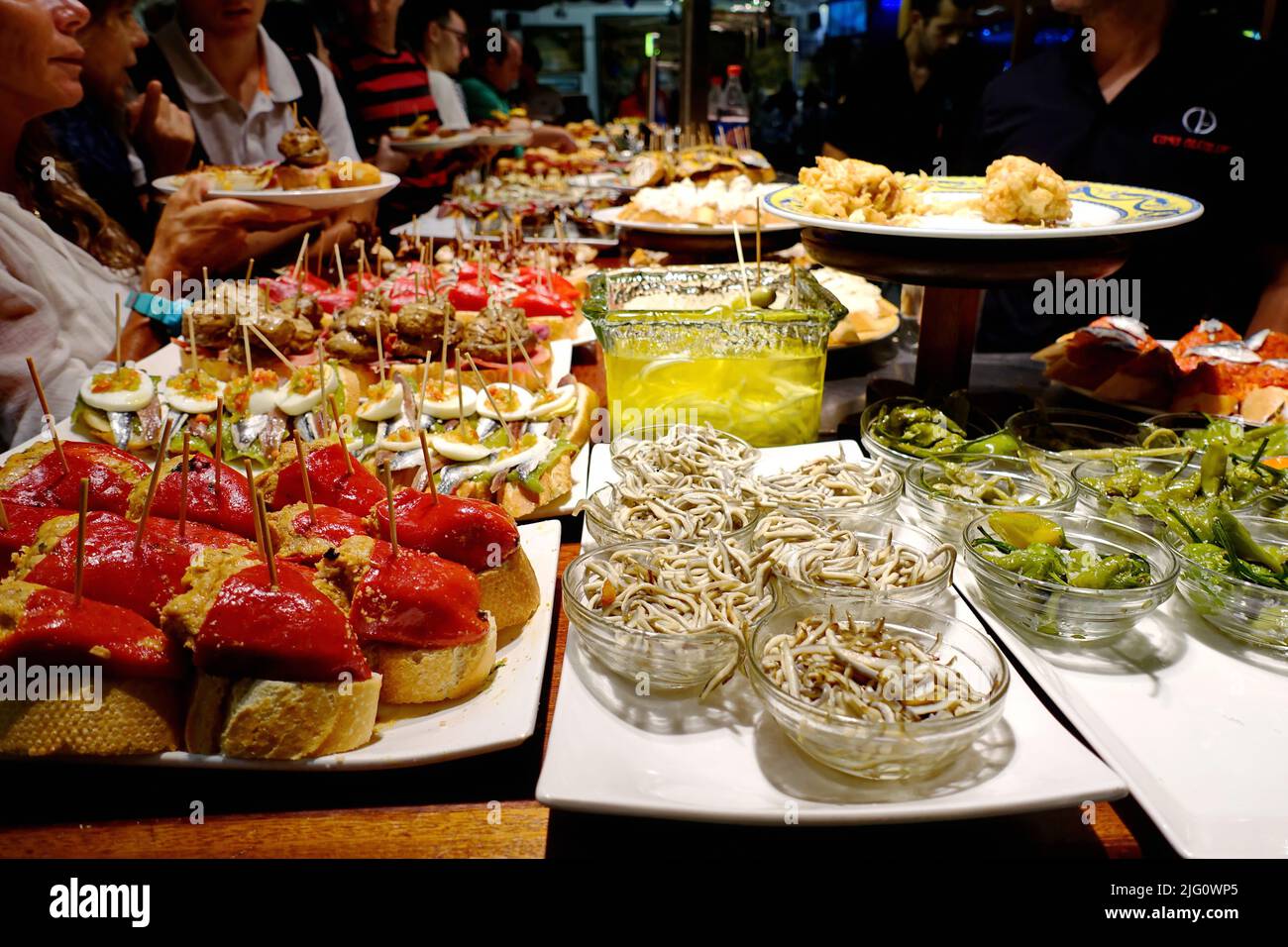 Eine Tapas-Bar in San Sebastian mit köstlichen Pintxos, den traditionellen Vorspeisen des Baskenlandes. San Sebastian, Spanien - August 2018 Stockfoto