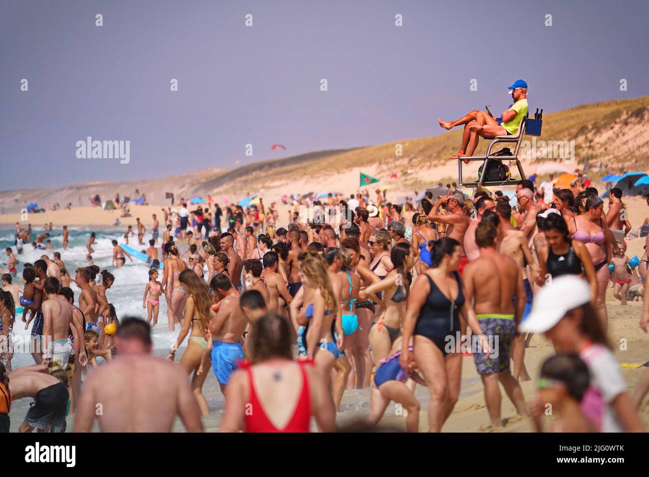 Überfüllter Strand am atlantik an einem Sommertag. Lacanau, Frankreich - August 2018 Stockfoto