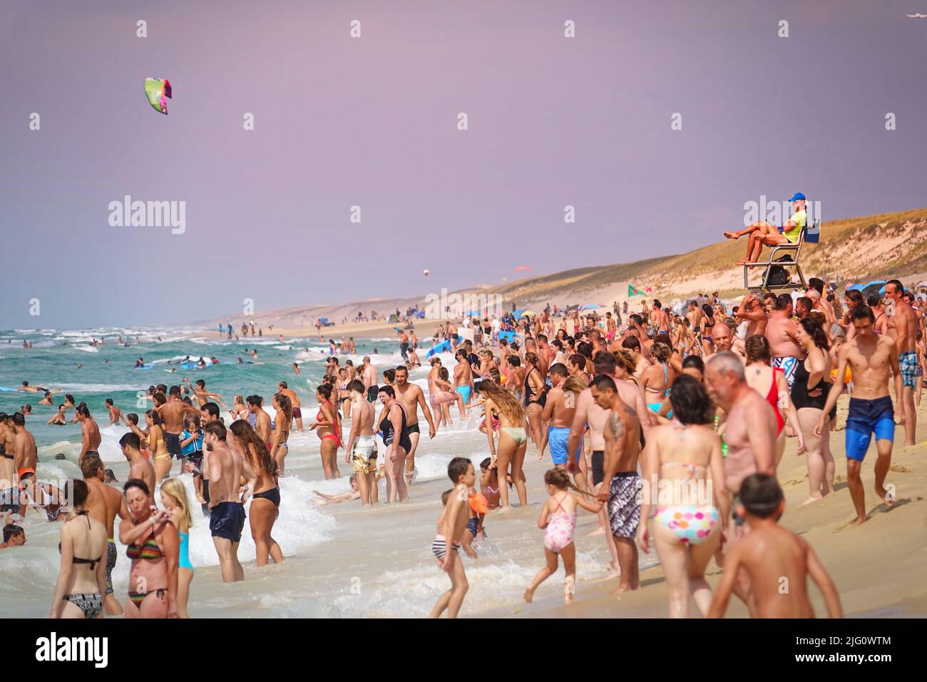 Überfüllter Strand am atlantik an einem Sommertag. Lacanau, Frankreich - August 2018 Stockfoto
