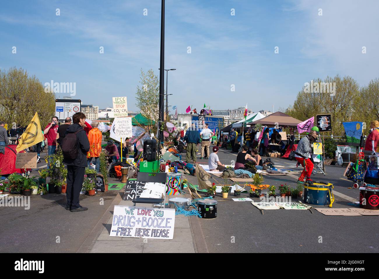 Unterstützer des Extinction Rebellion besetzen und blockieren die Waterloo Bridge im Zentrum von London, um gegen den weltweiten Klimawandel und den ökologischen Zusammenbruch zu protestieren. Stockfoto