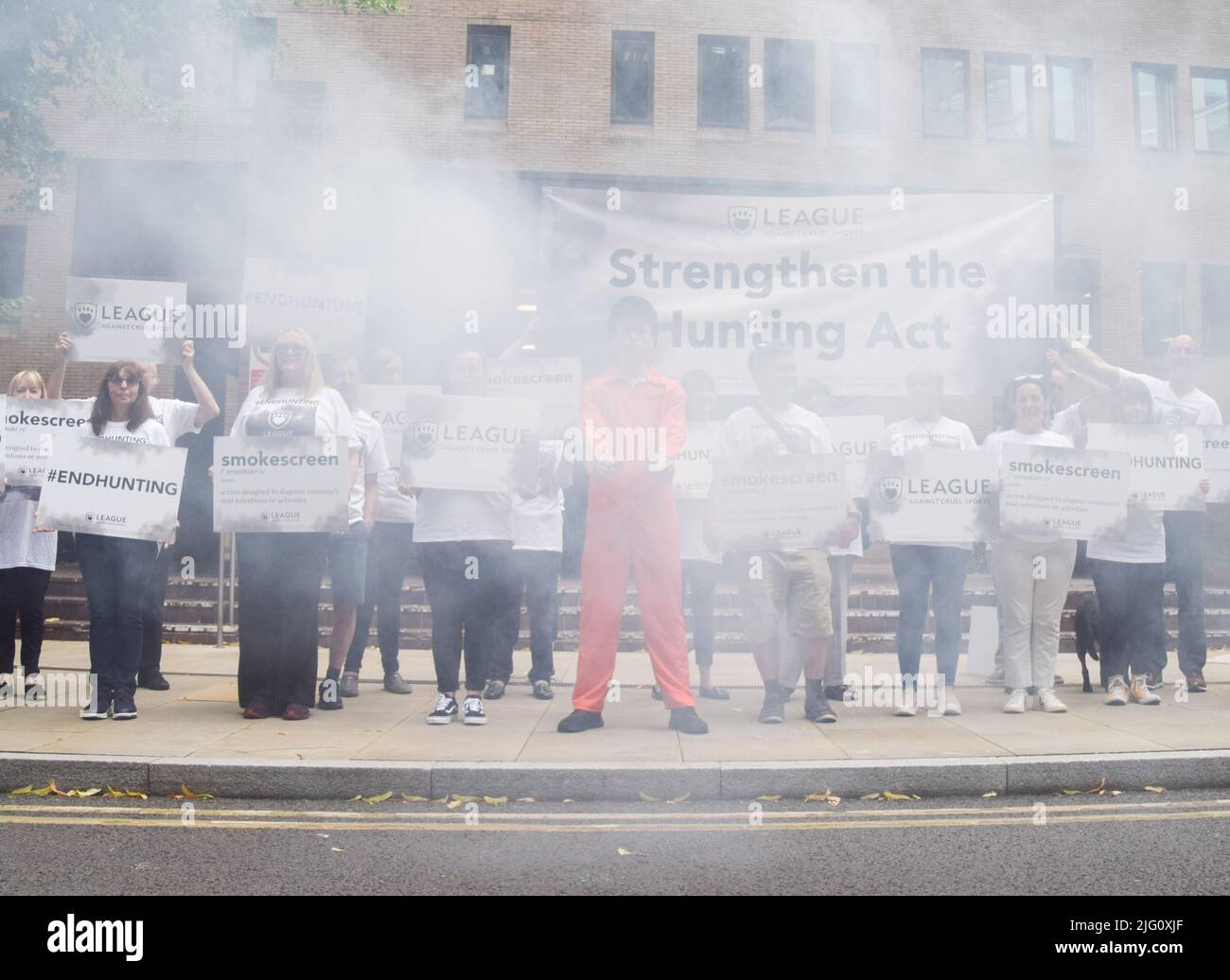 London, England, Großbritannien. 6.. Juli 2022. Die Demonstranten stehen hinter einem „Mokescreen“. Aktivisten versammelten sich vor dem Crown Court von Southwark aus Protest gegen die Fuchsjagd und forderten, dass das Hunting Act während der Berufungsverhandlung für Mark Hankinson verstärkt wird. Hankinson wurde für schuldig befunden, andere ermutigt oder unterstützt zu haben, die „Pfadjagd“ als Deckmantel für die illegale Jagd auf und Tötung von Füchsen zu verwenden. (Bild: © Vuk Valcic/ZUMA Press Wire) Stockfoto