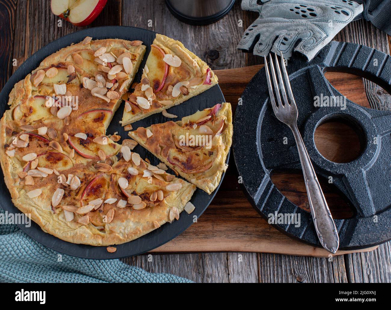 Fitness-Frühstück mit Ei, Haferflocken, Pfannkuchen, Äpfeln und gerösteten Mandeln Stockfoto