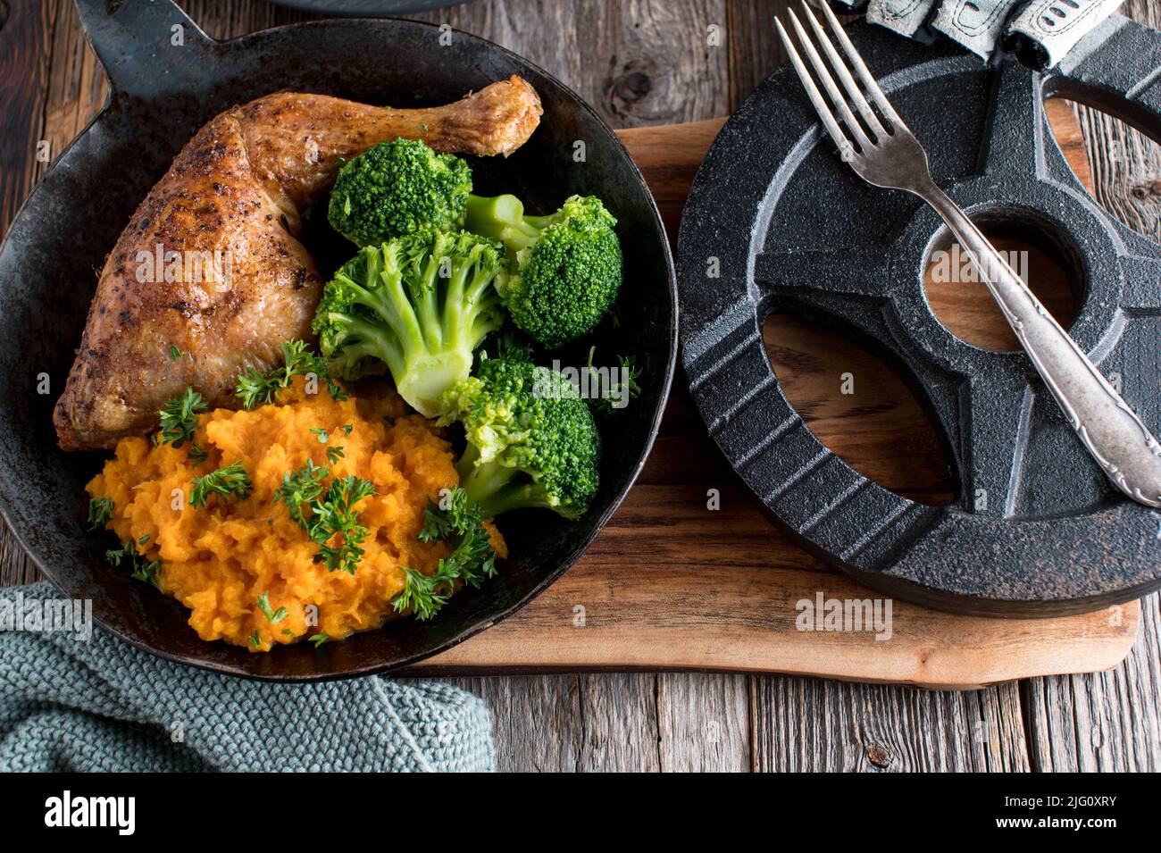 Fitness-Mahlzeit mit gebratenem Hähnchenschenkel, Kürbismus und Brokkoli Stockfoto