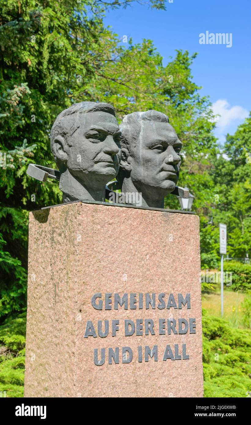 Denkmal Kosmonauten Waleri Bykowski und Sigmund Jähn, Telegrafenberg, Potsdam, Brandenburg, Deutschland Stockfoto