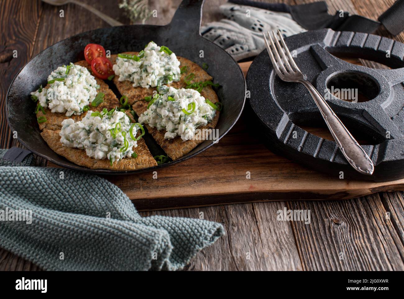 Fitness-Frühstück mit hausgemachtem Haferflocken-Pfannkuchen und Quark-Salat Stockfoto