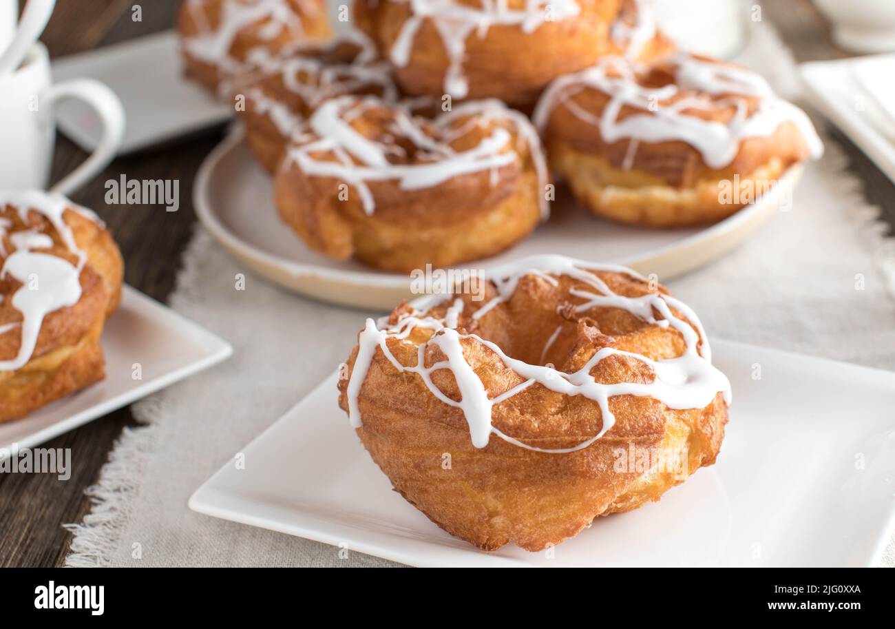 Cruller mit Glasur. Frittiertes Choux Gebäck. eberswalder Spritzkuchen aus der deutschen Tradition Stockfoto