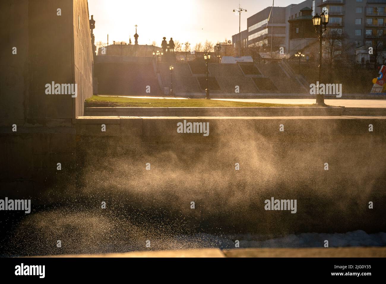 Spritzer vom Damm in der Stadt Jekaterinburg, Russland Stockfoto