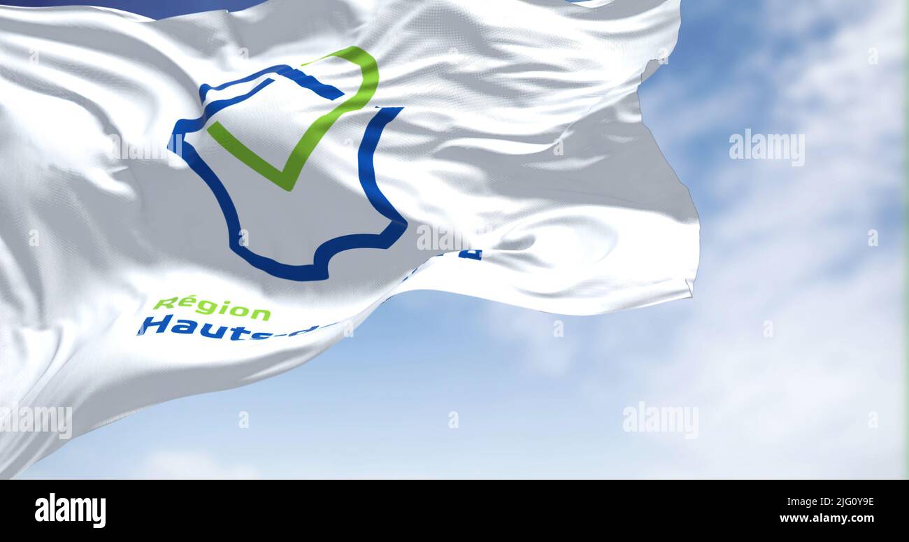 Die Flagge der Region Hauts de France winkt an einem klaren Tag im Wind. Hauts de France ist die nördlichste Region Frankreichs. 3D Abbildung. Französische Werbung Stockfoto